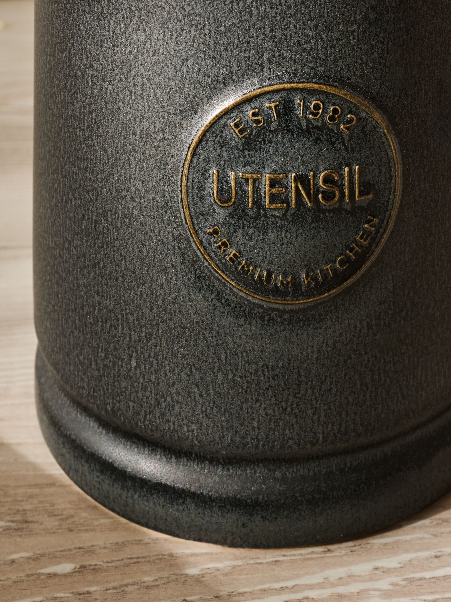 Sage green country badge ceramic utensil pot (British brand)