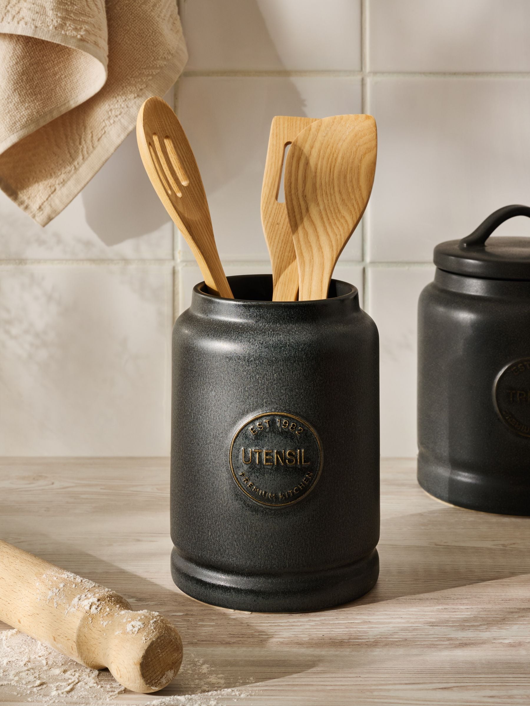 Sage green country badge ceramic utensil pot (British brand)
