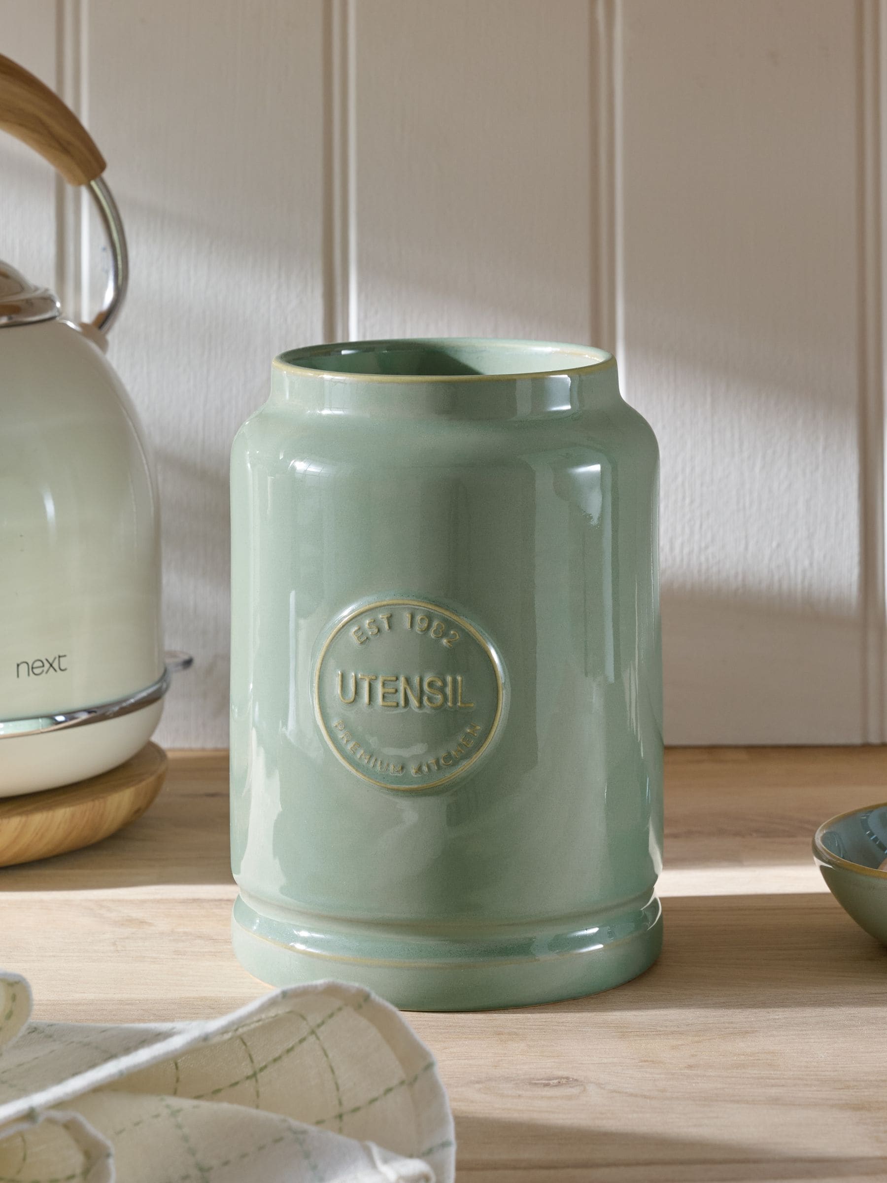Sage green country badge ceramic utensil pot (British brand)