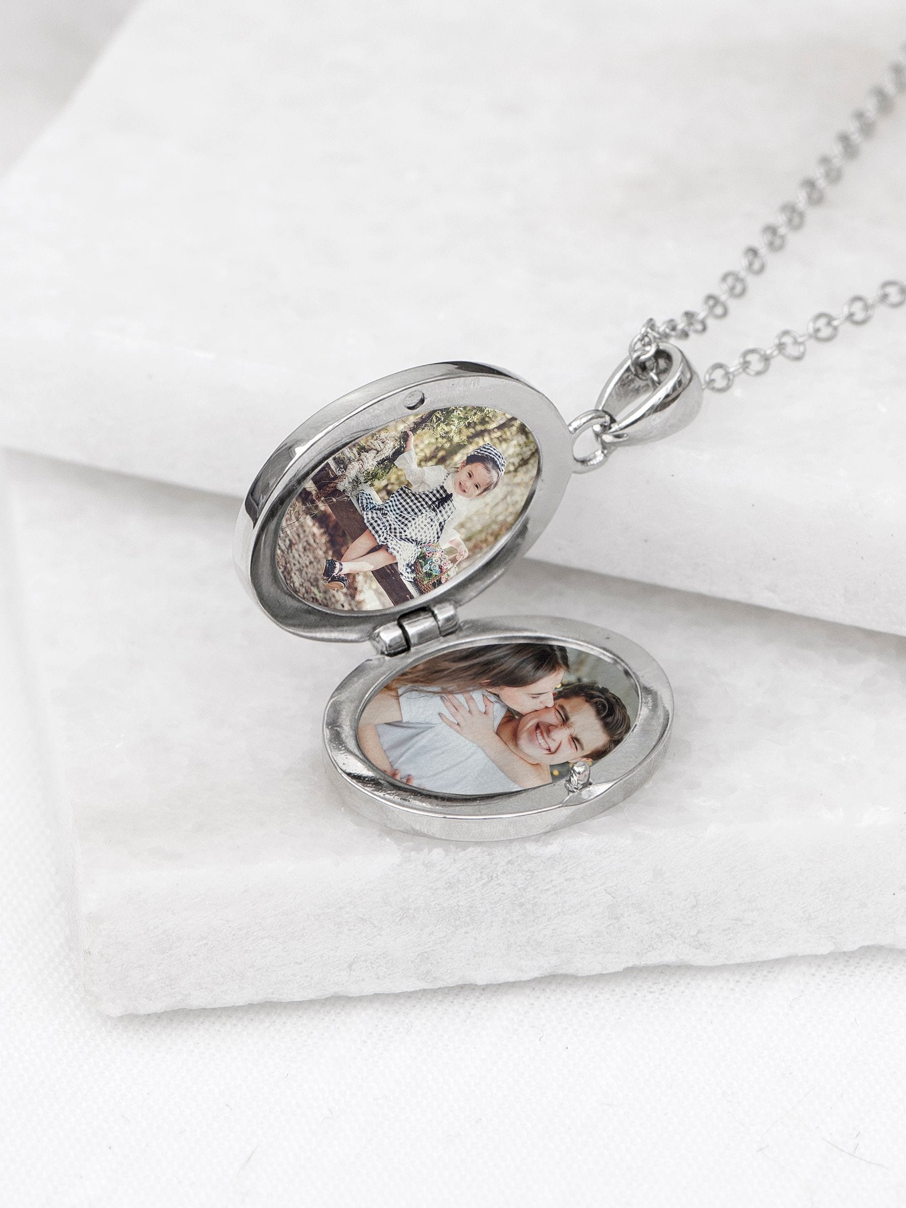 Treat Republic Personalised Oval Photo Locket