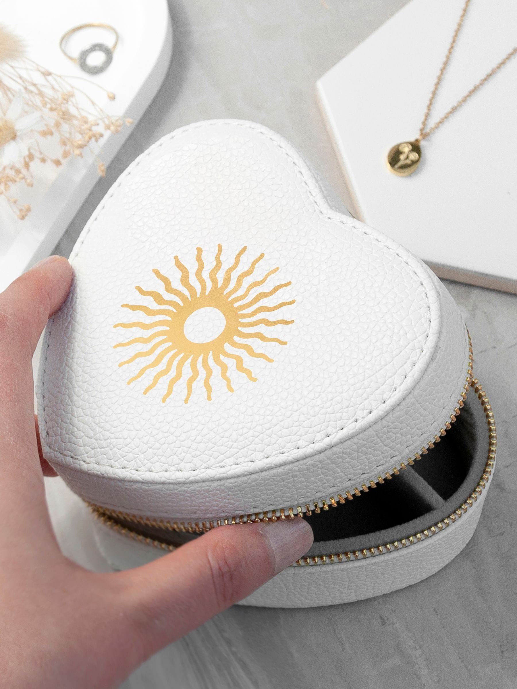 Treat Republic heart jewellery case with customisable icon, imported from the UK