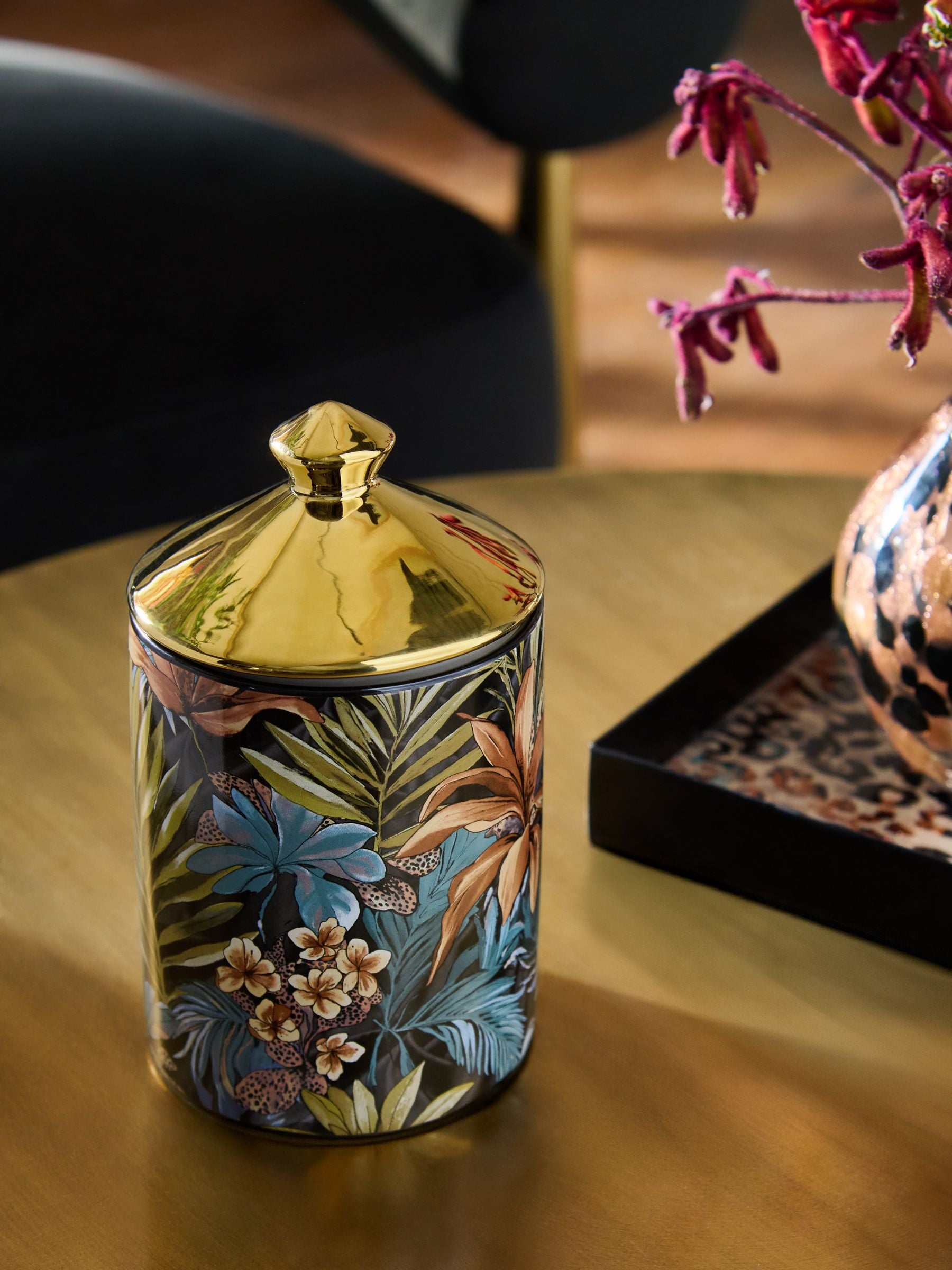 Cedarwood and Oud tiger candle 16cm - British product