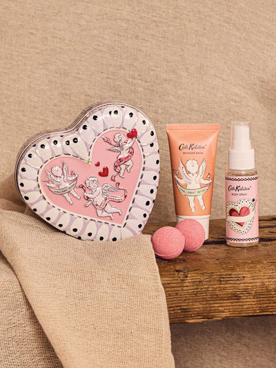 Next Hjerteformet bade- og kroppsgavesett med eteriske oljer, 30 ml balsam, 30 ml spray, 2x10g badefizzere - Kjøp online hos McGrocer