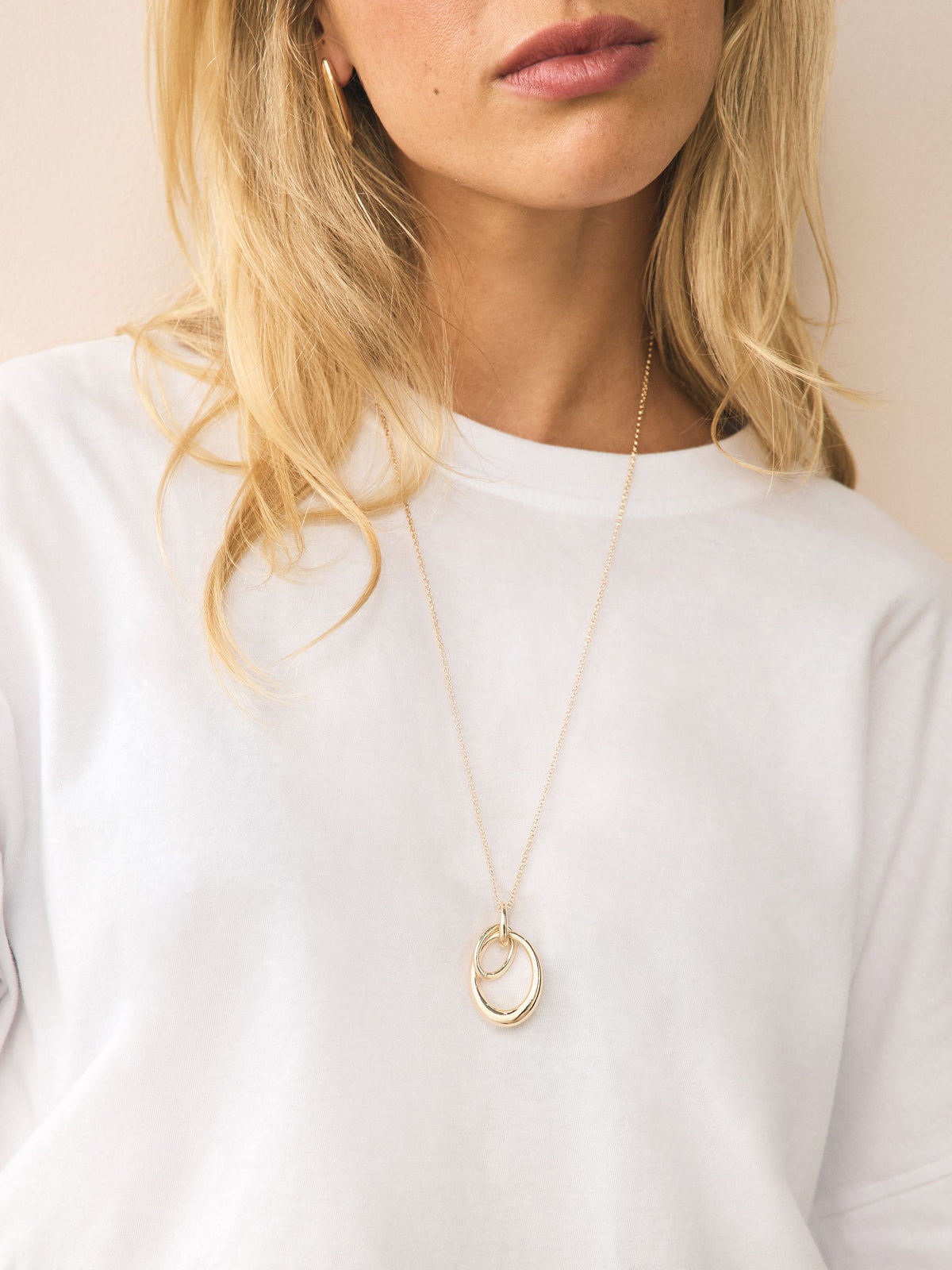 Silver Tone Interlocking Circle Pendant Necklace