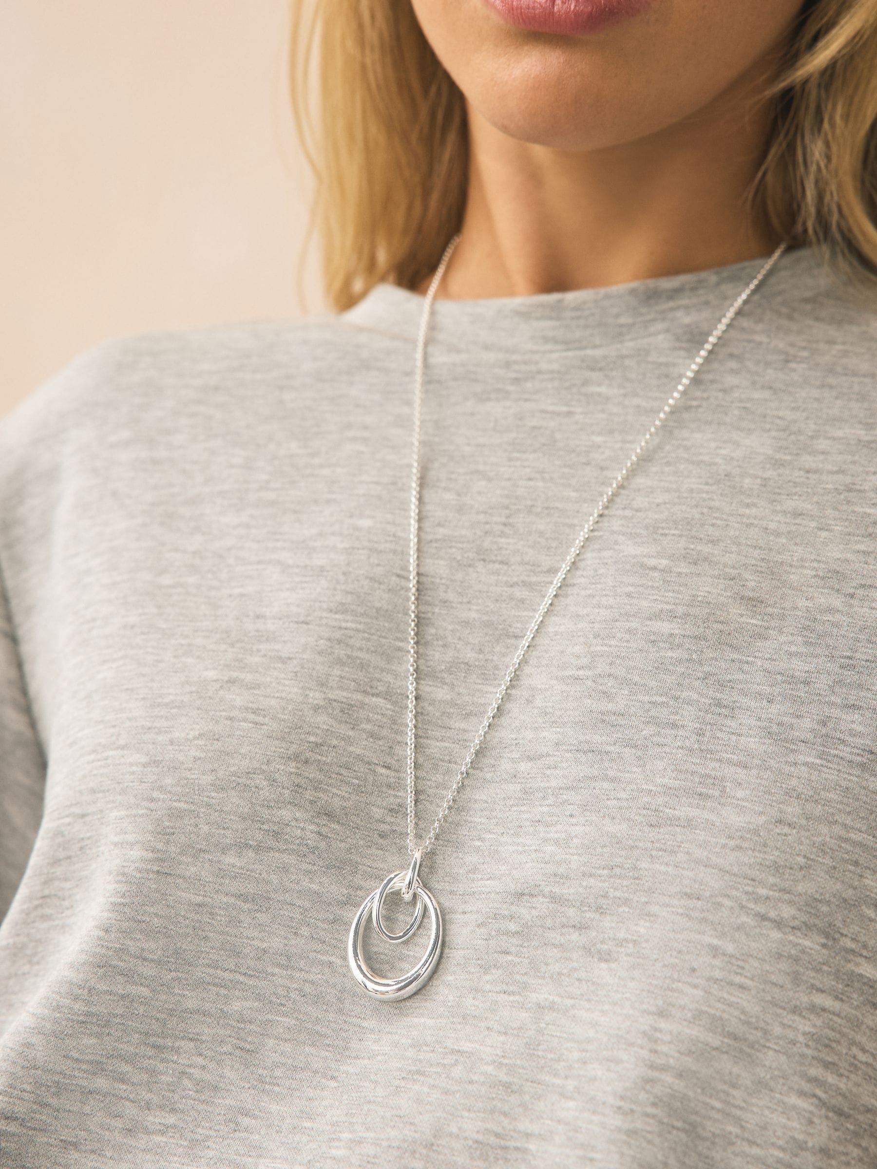 Silver tone interlocking circle pendant necklace, UK version