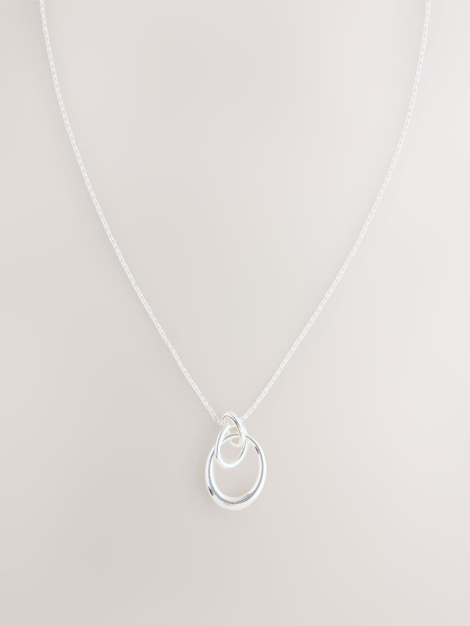 Silver tone interlocking circle pendant necklace, UK version