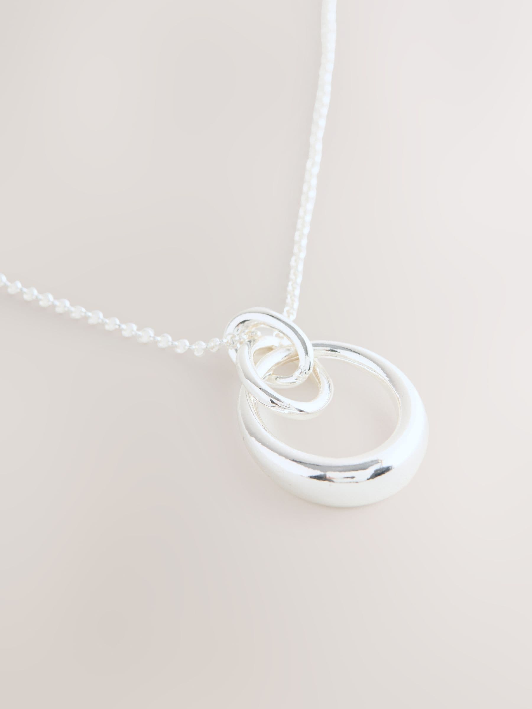 Silver tone interlocking circle pendant necklace, UK version