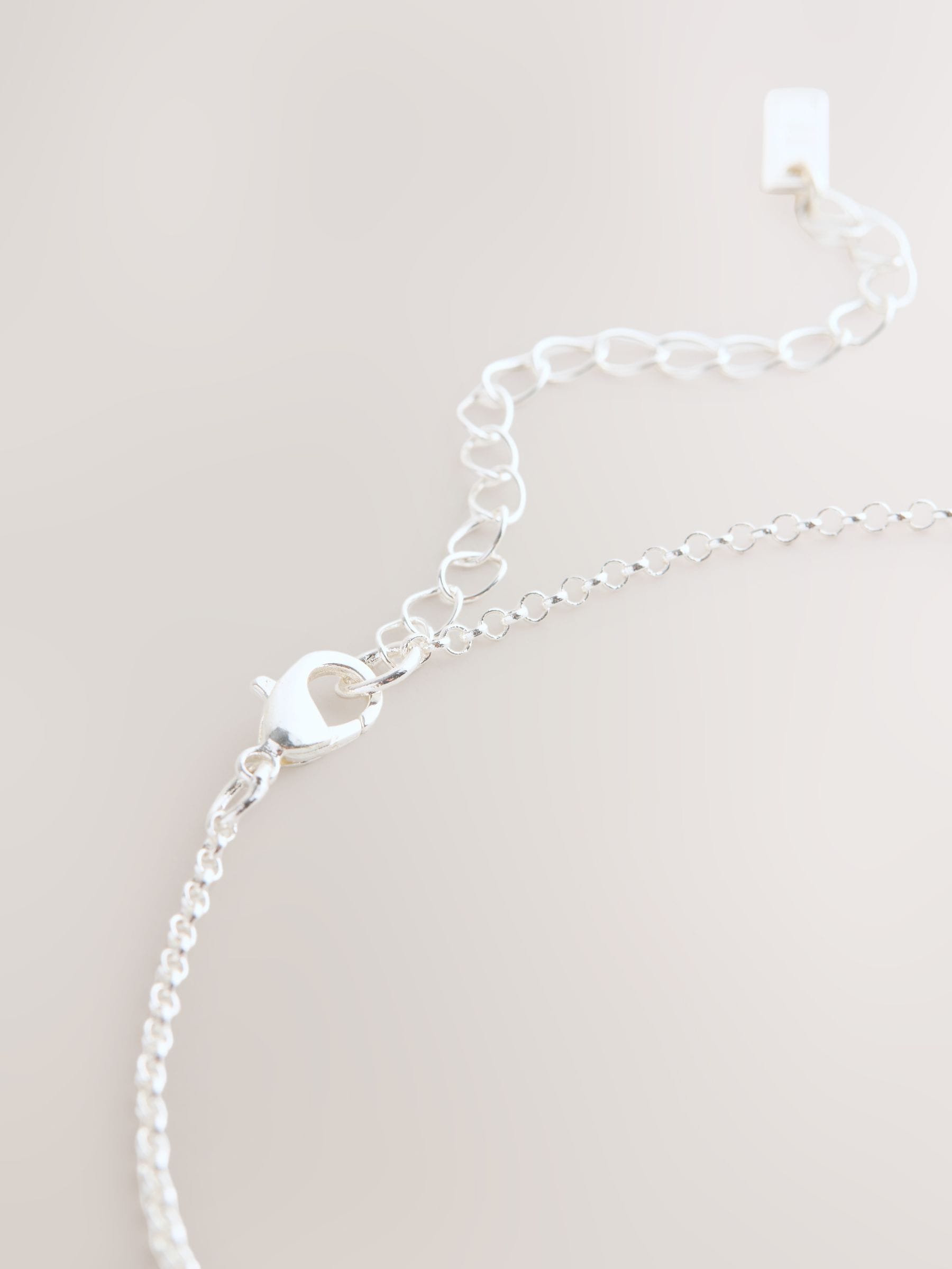 Silver tone interlocking circle pendant necklace, UK version