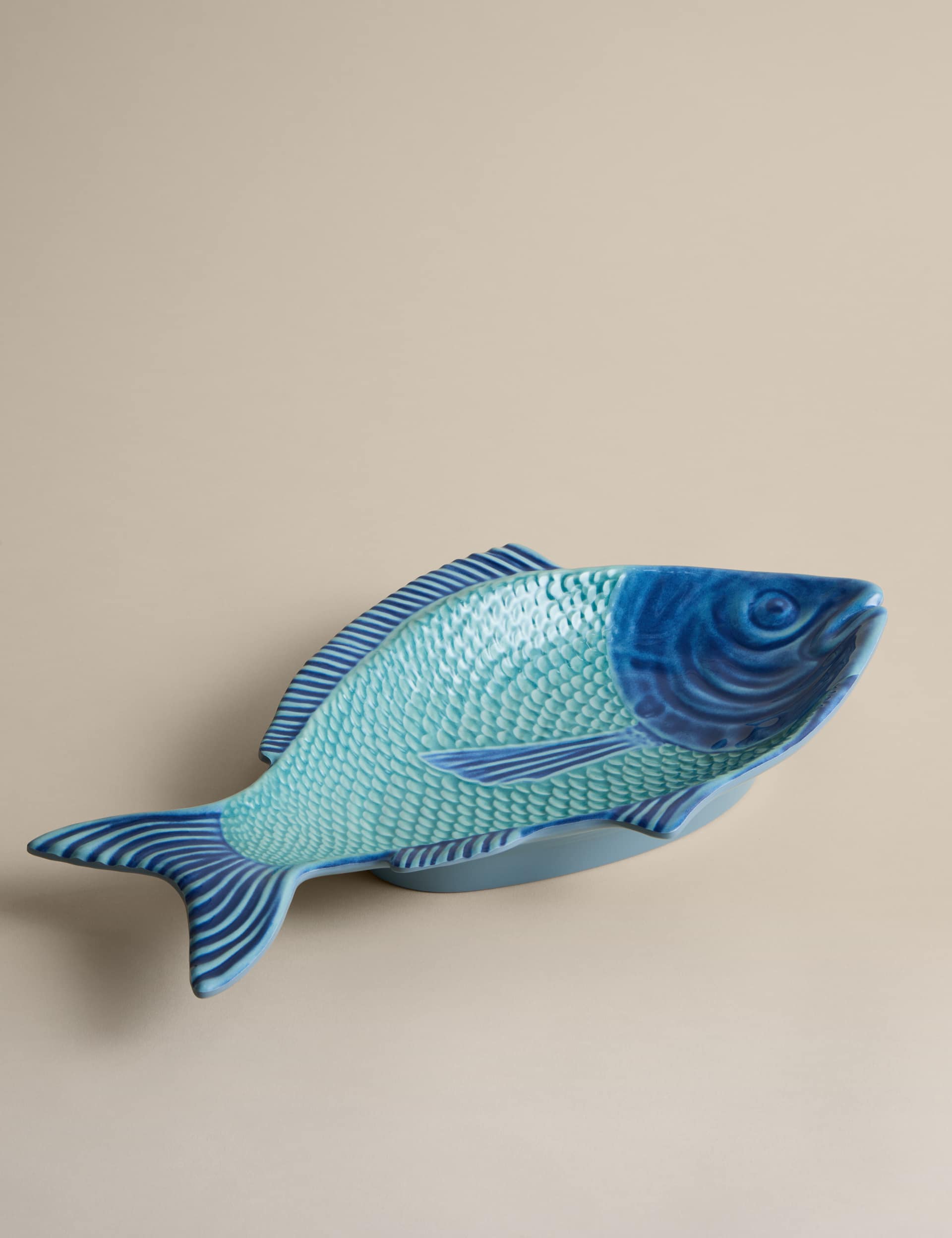 Fish-shaped melamine picnic platter with textured details - British product