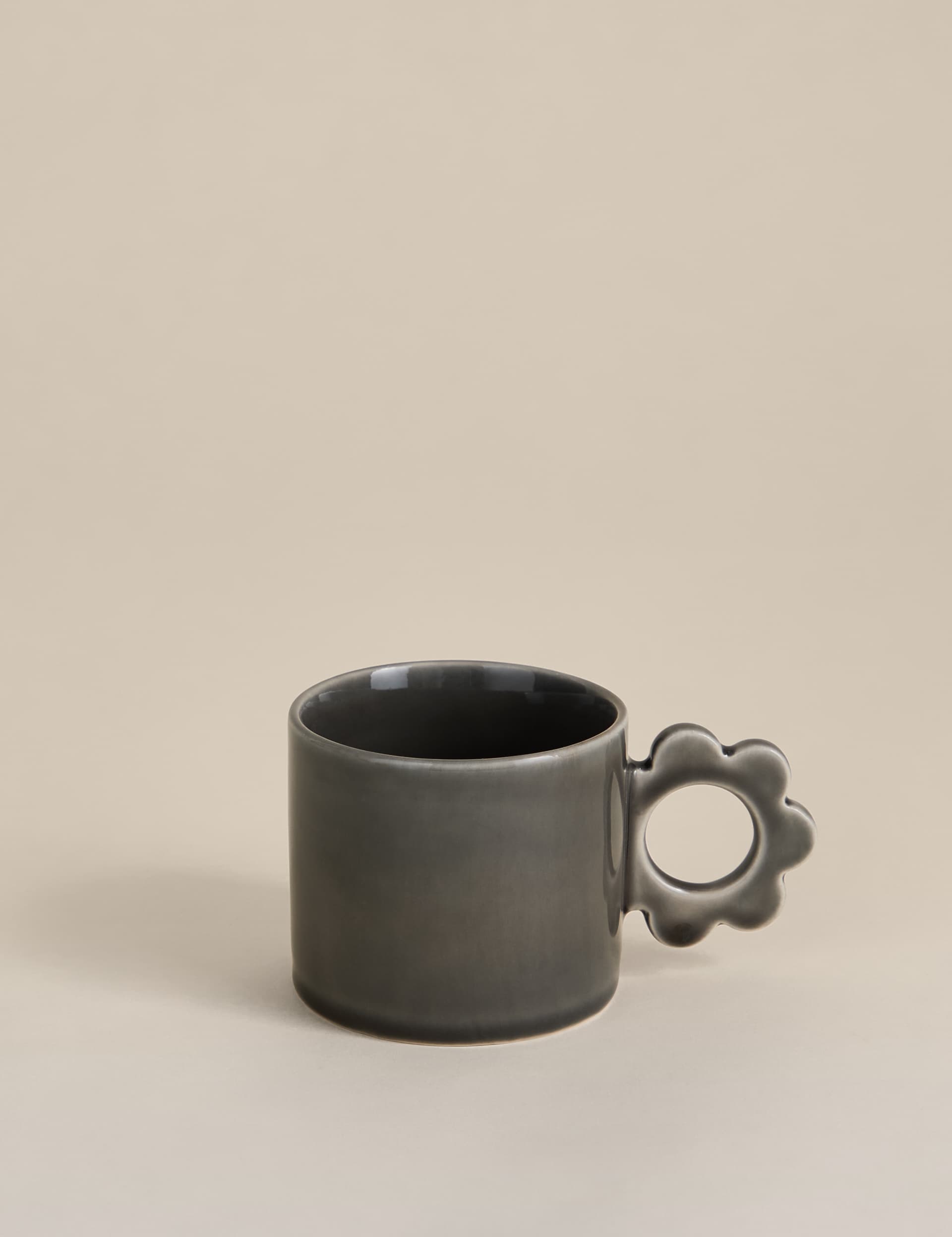 Stoneware mug with a flower-shaped handle - British product