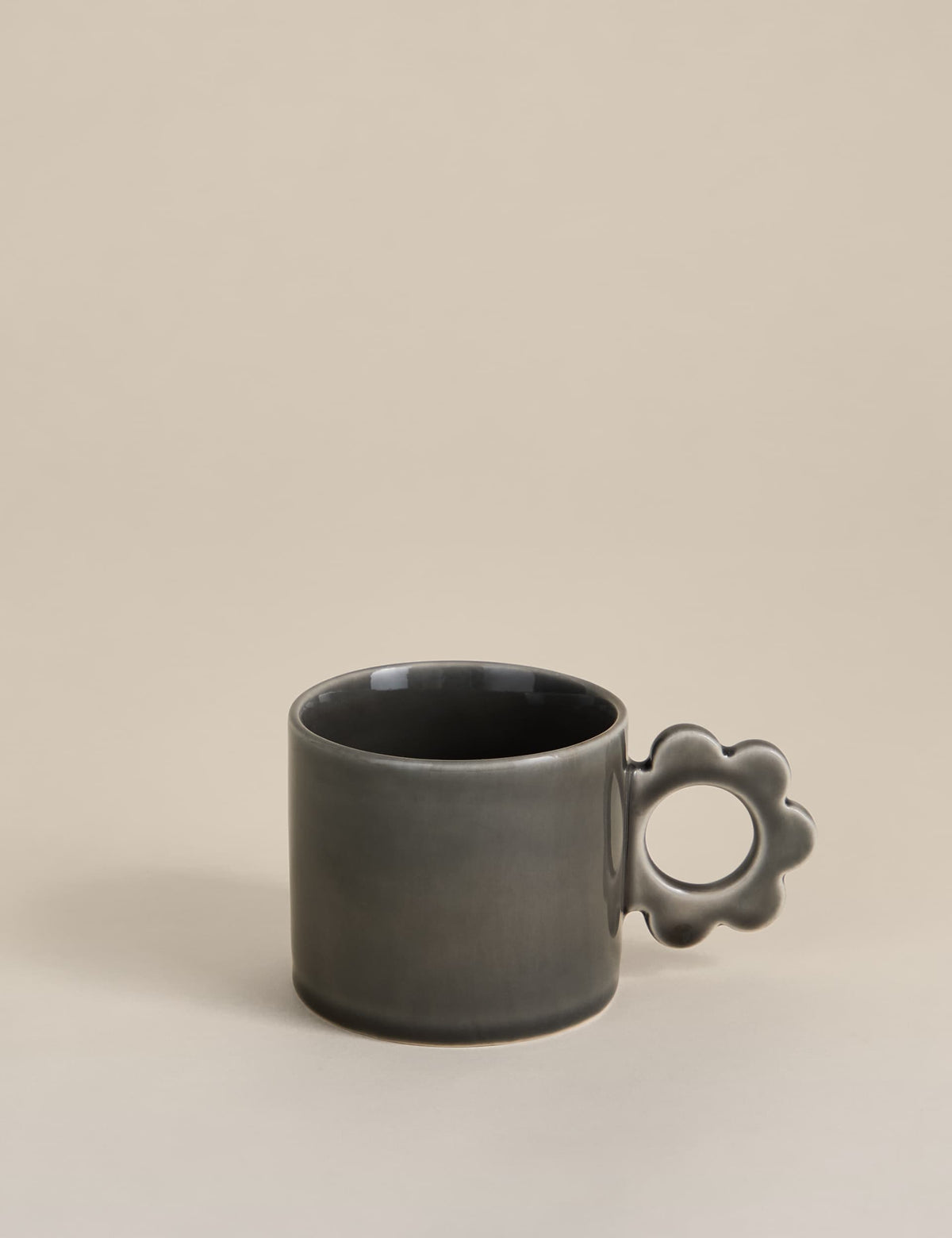 Stoneware mug with a flower-shaped handle - British product