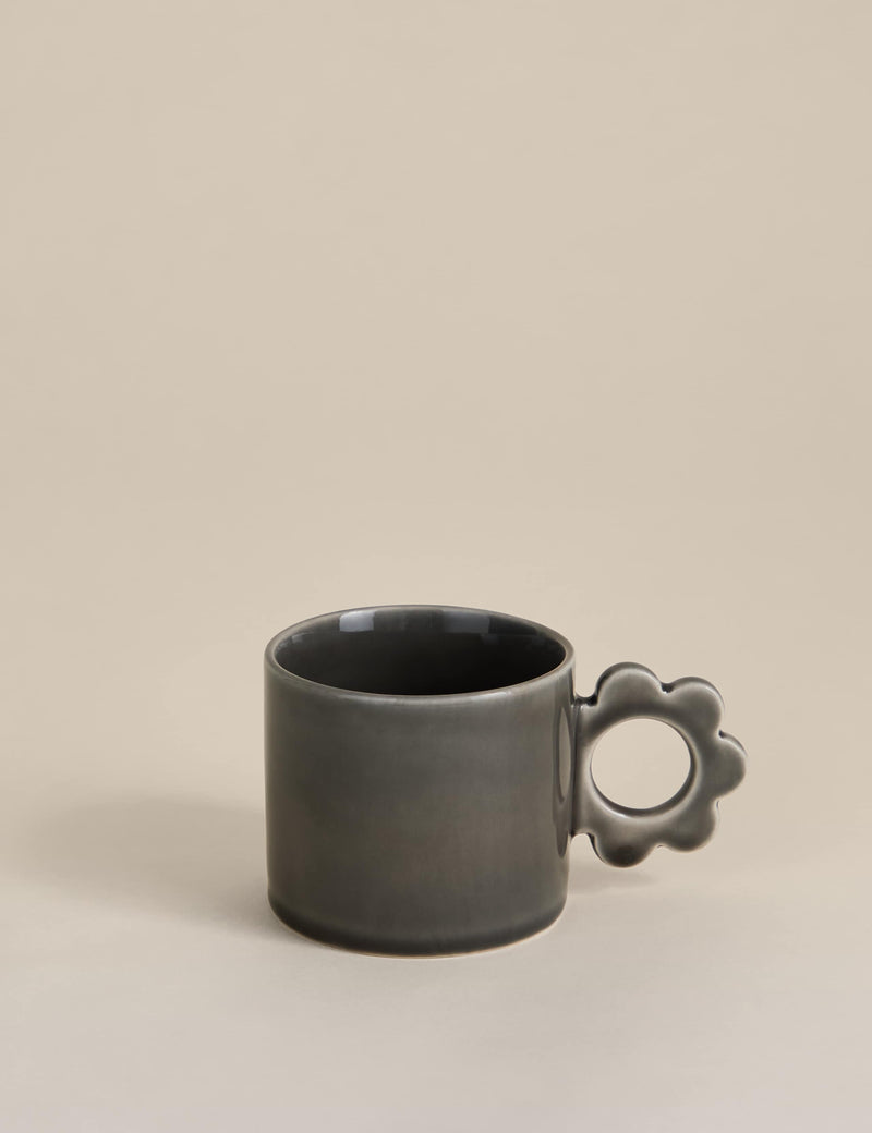 Stoneware mug with a flower-shaped handle - British product