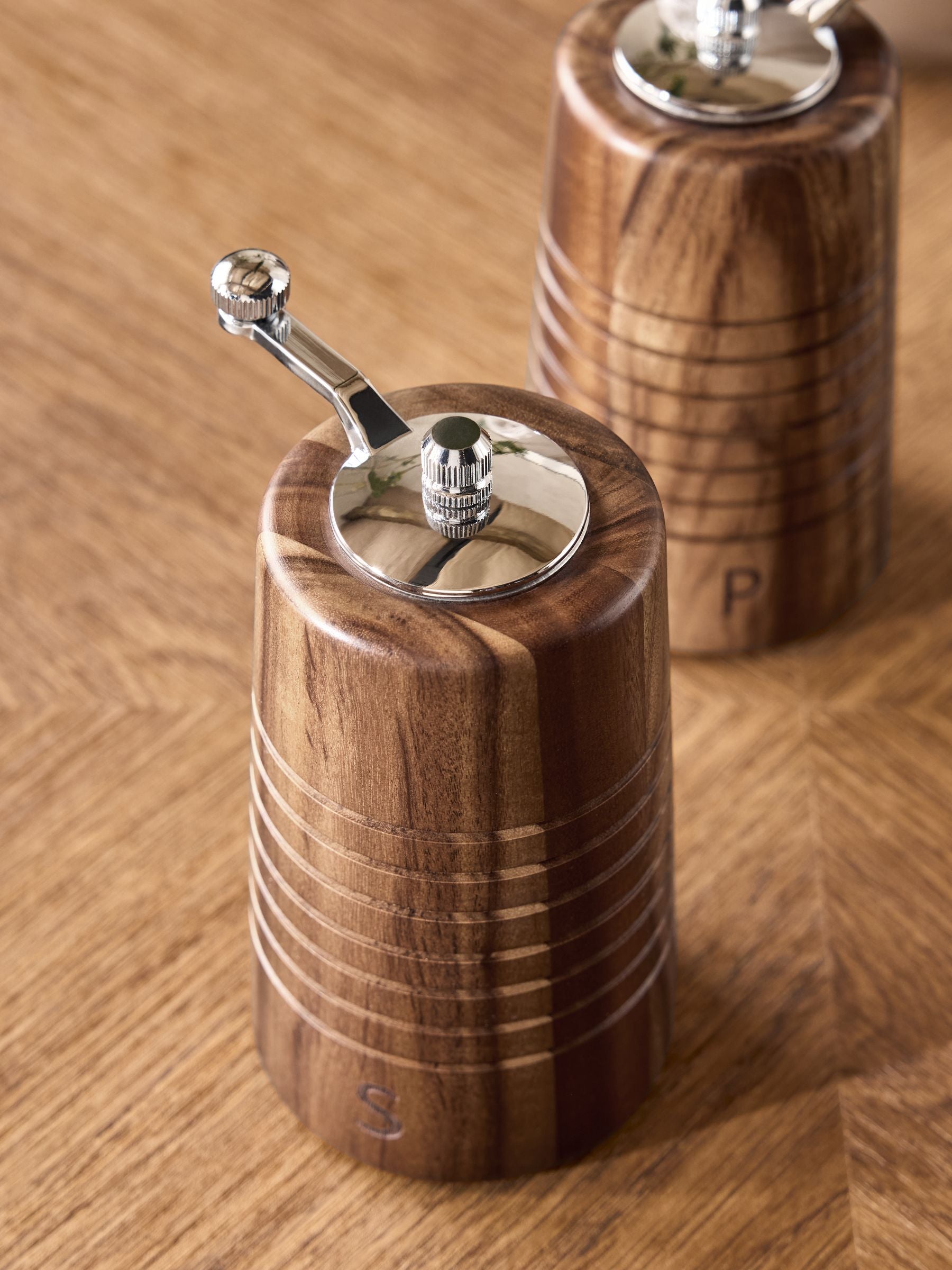 Two etched wood salt and pepper grinders 7.5cm (British brand)