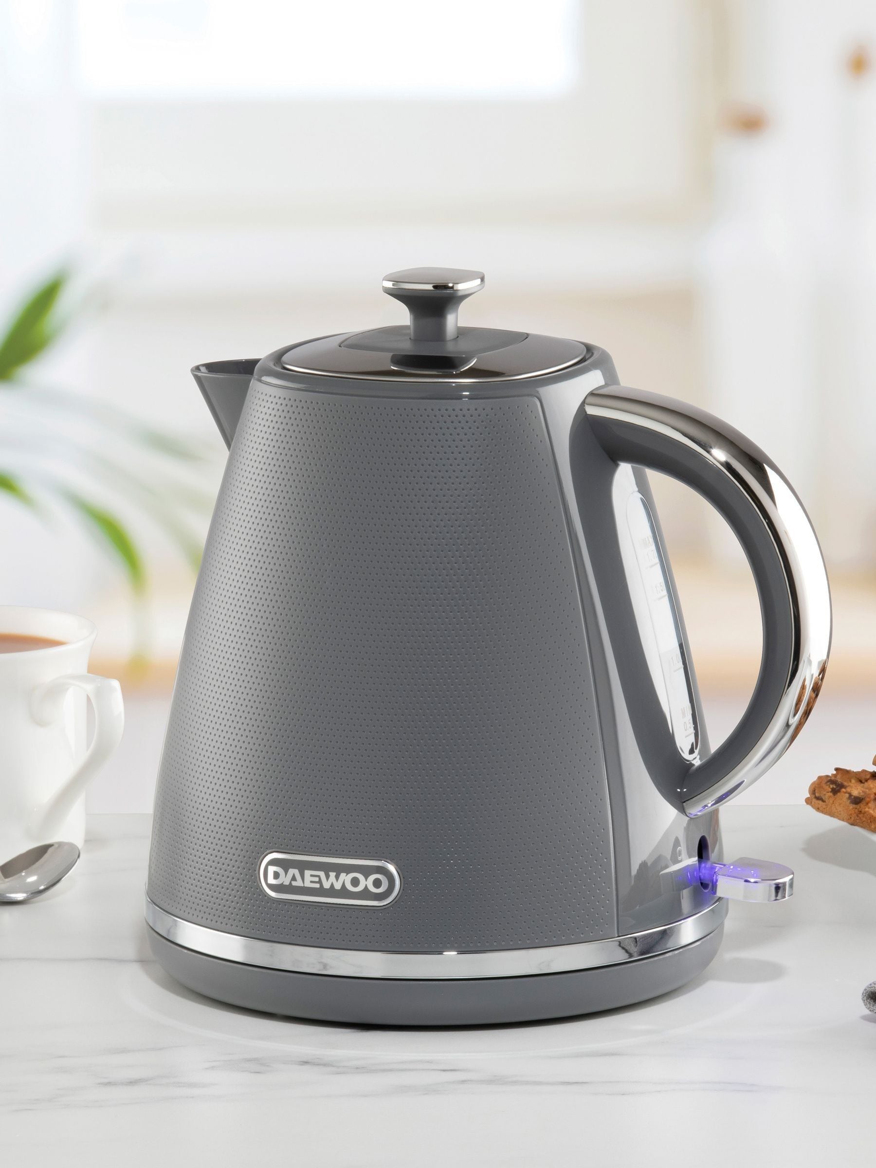Daewoo Black Stirling 1.7L 3Kw Pyramid Kettle