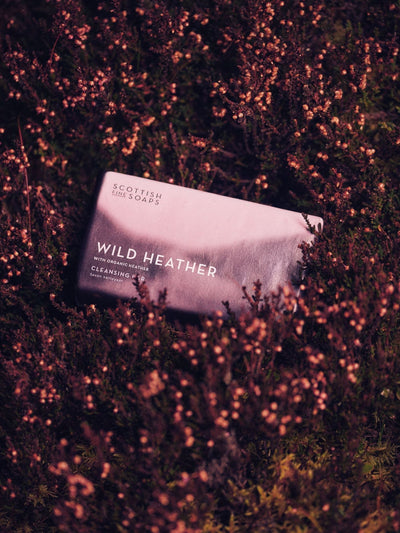 صابون تنظيف Scottish Fine Soaps Wild Heather 220 جرام - اشترِ عبر الإنترنت من McGrocer