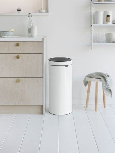 Weißer Touch Bin mit 30 Liter Fassungsvermögen und Soft-Touch-Öffnungssystem