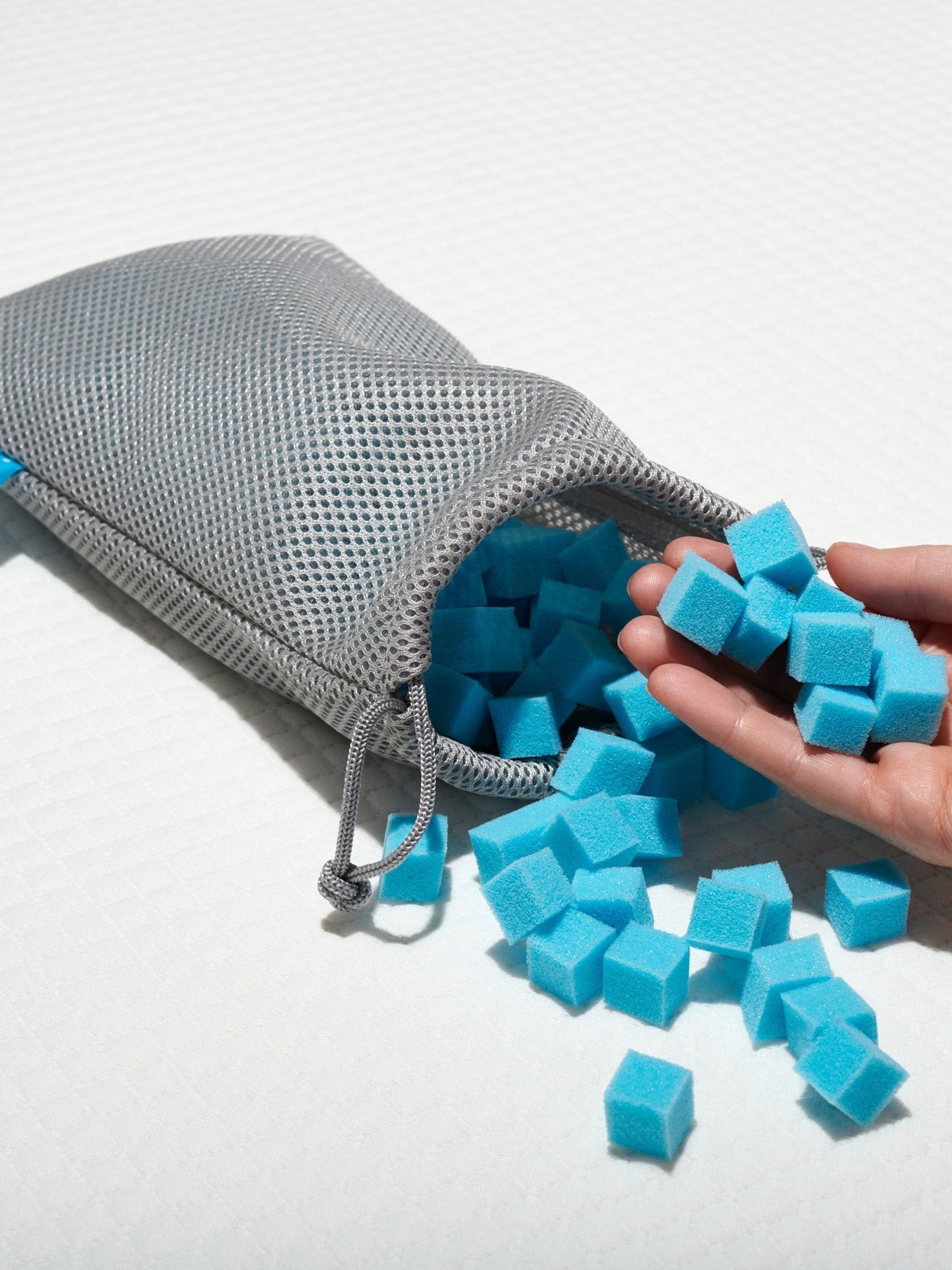 Simba Hybrid Pillow with adjustable Nanotube core and cool-touch cover, UK version