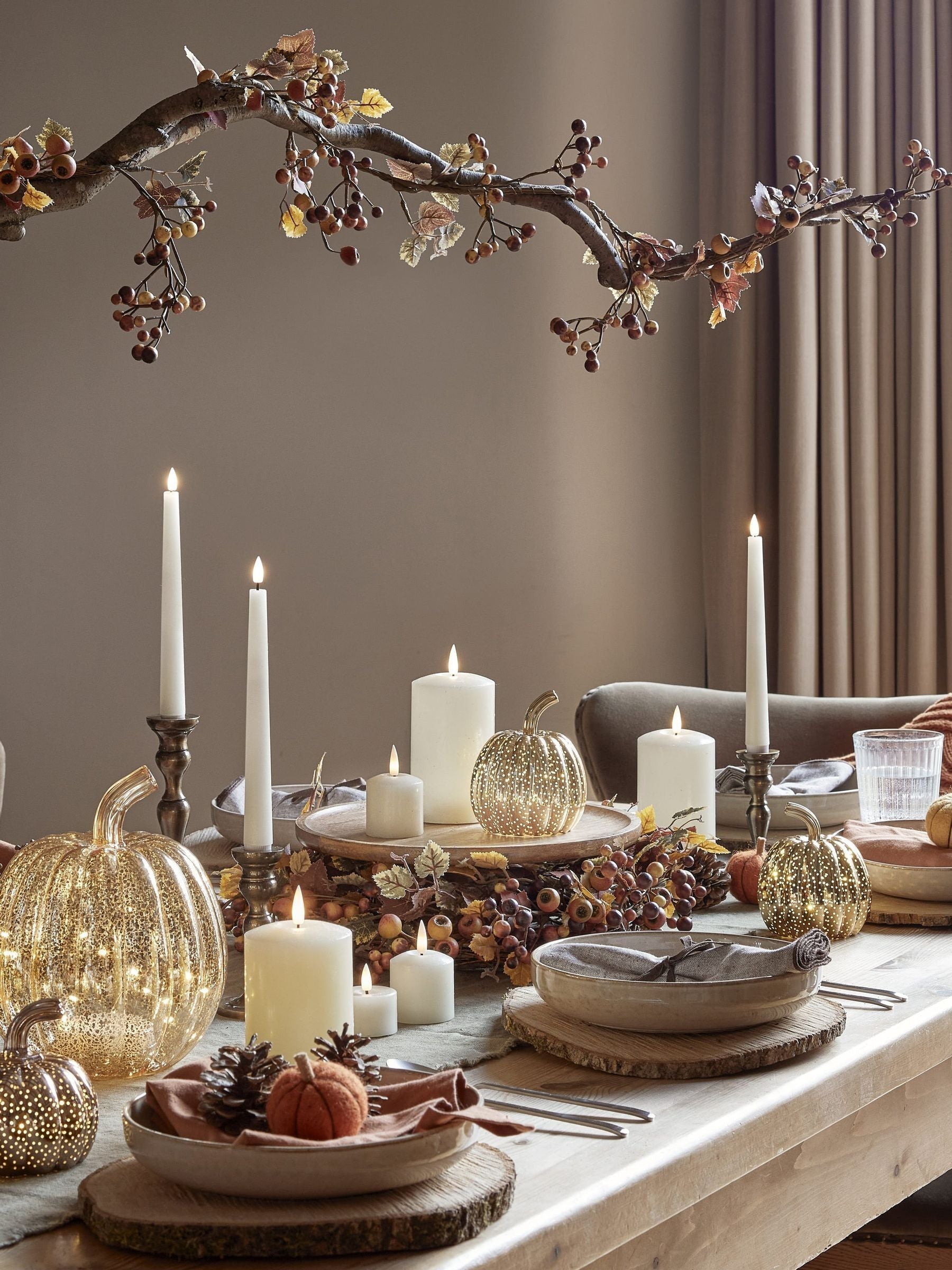 Lights4fun 1.5m Pre Lit Berry Autumn Garland