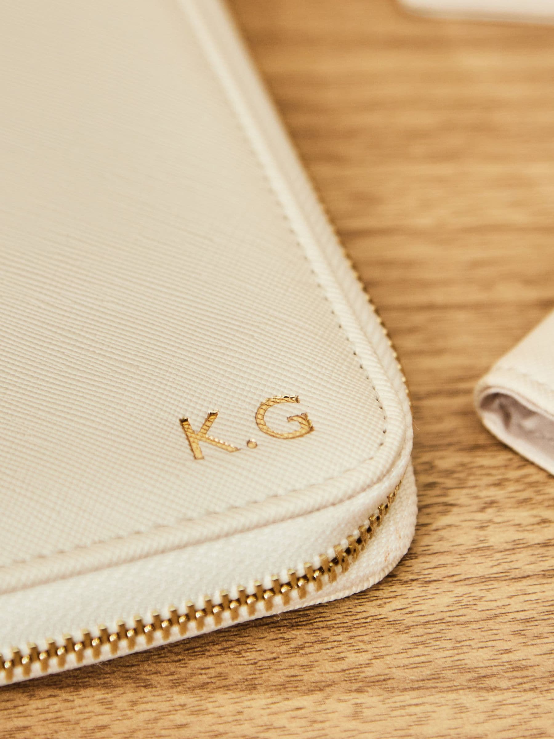 Made Yours personalised oyster embossed travel case 23x20cm, UK version