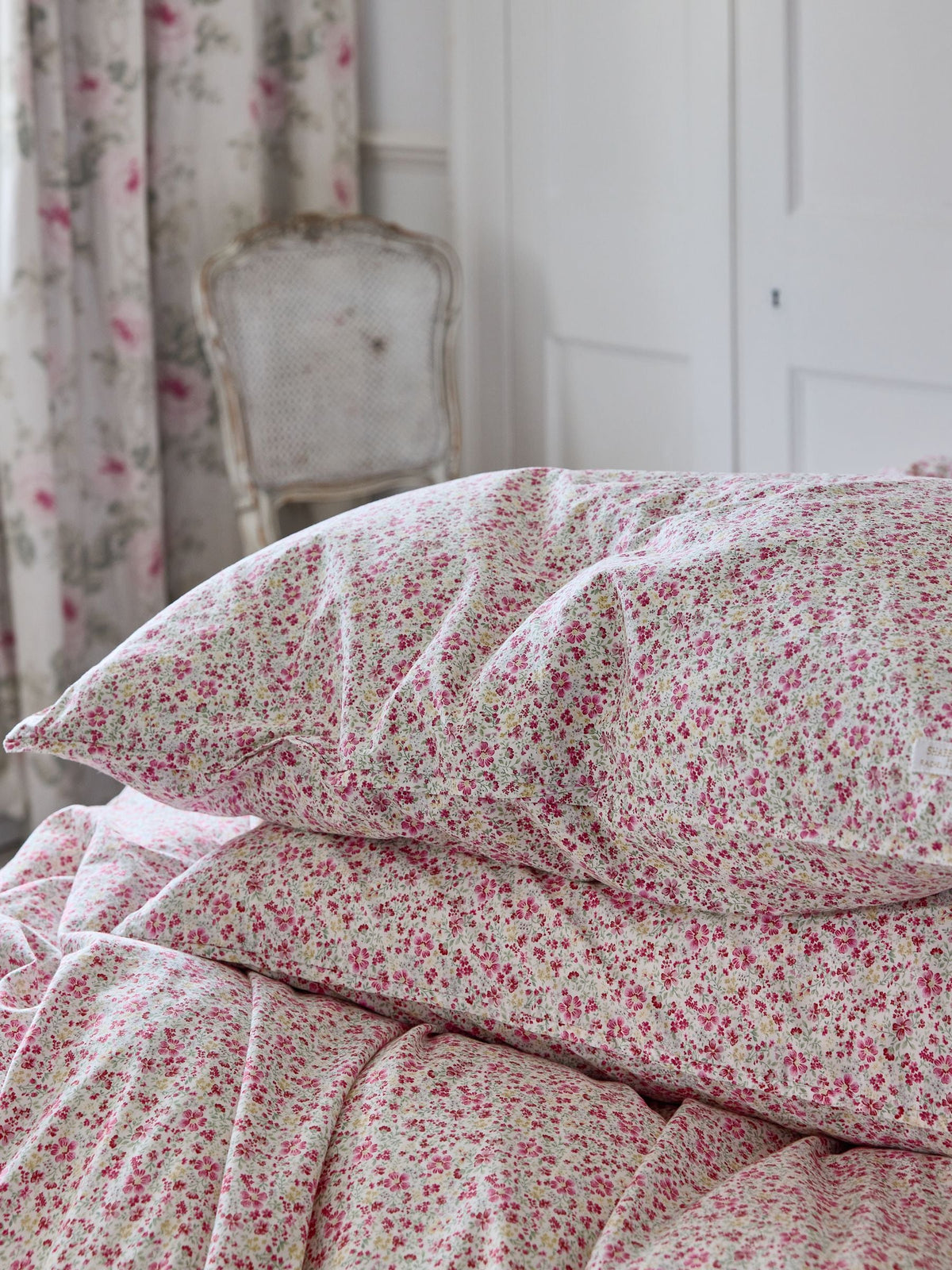 Shabby Chic set of 2 vintage ditsy pink pillowcases, UK version