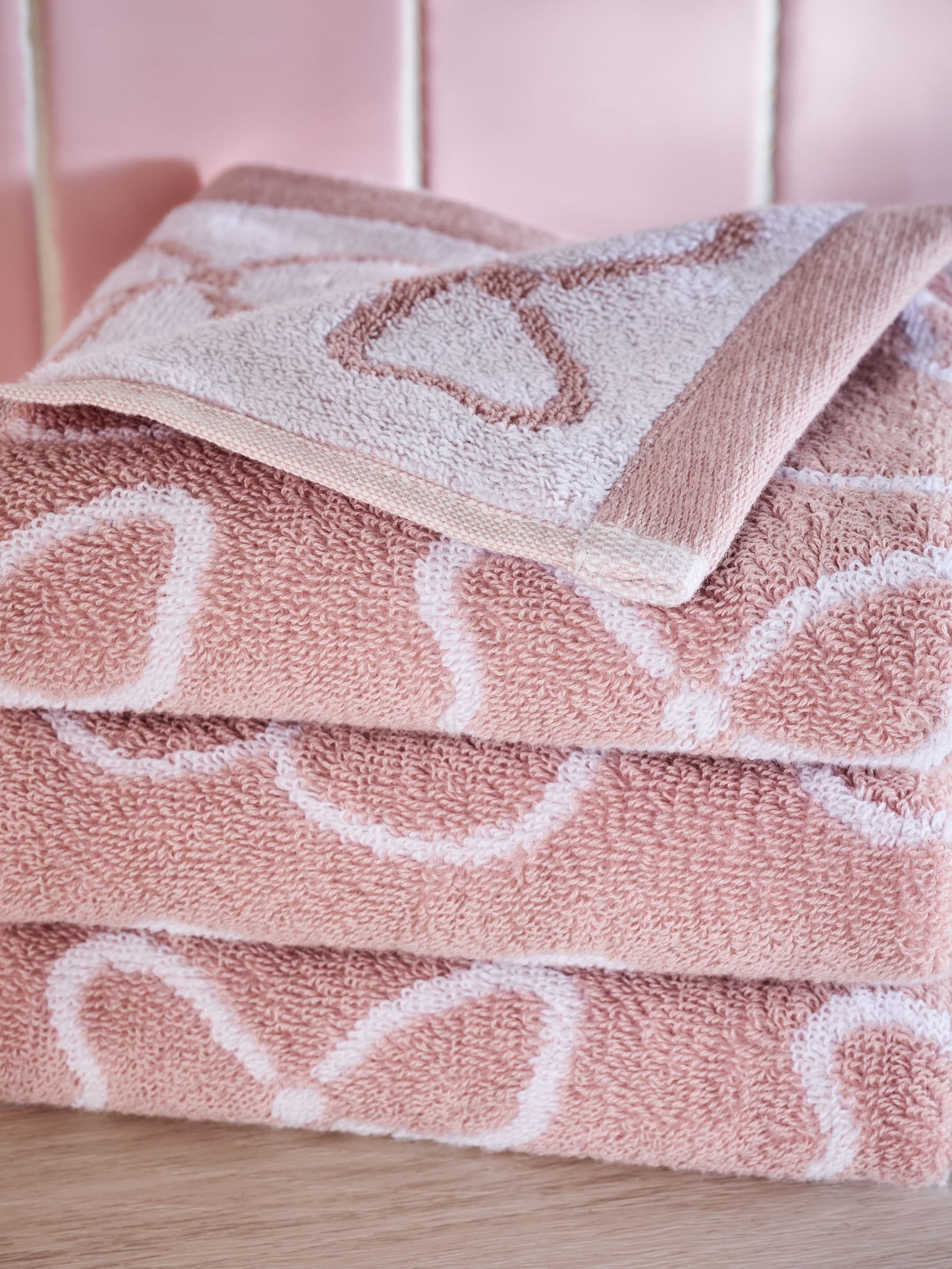 Pink Bow 100% cotton hand and bath towel, imported from the UK