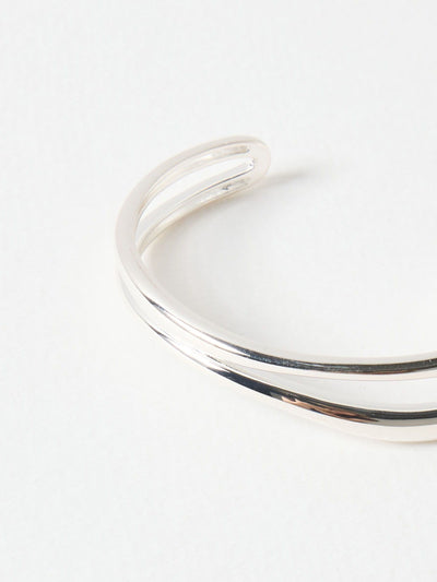 Oliver Bonas versilberter Galia Wavy Chunky Cuff Armreif