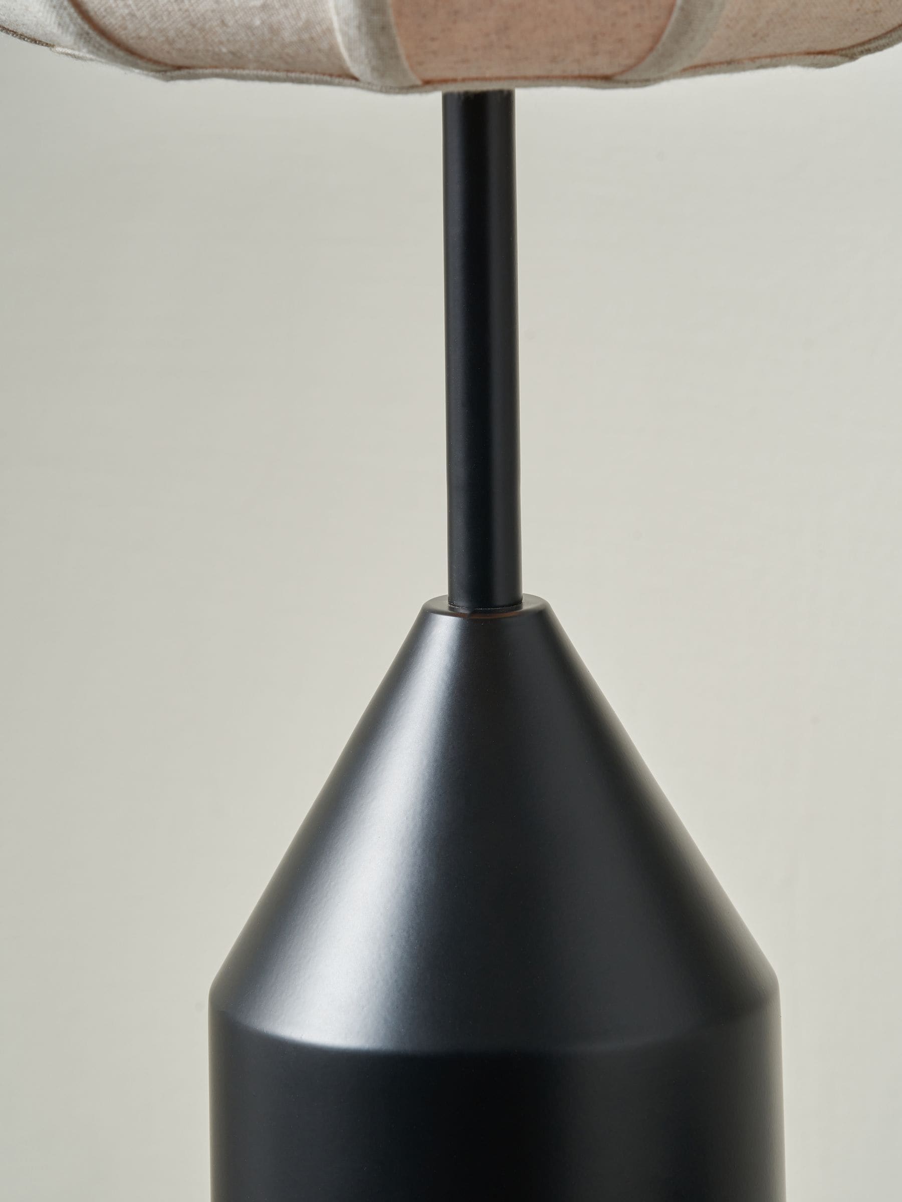 Pacific Oscar table lamp black (British brand)