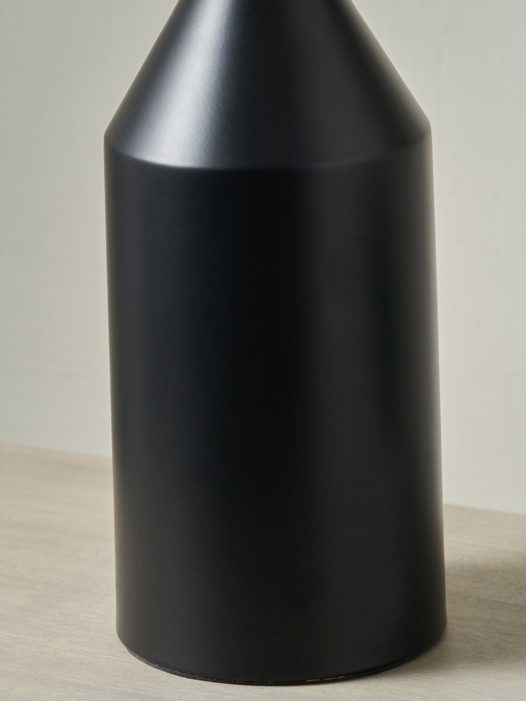 Pacific Oscar table lamp black (British brand)