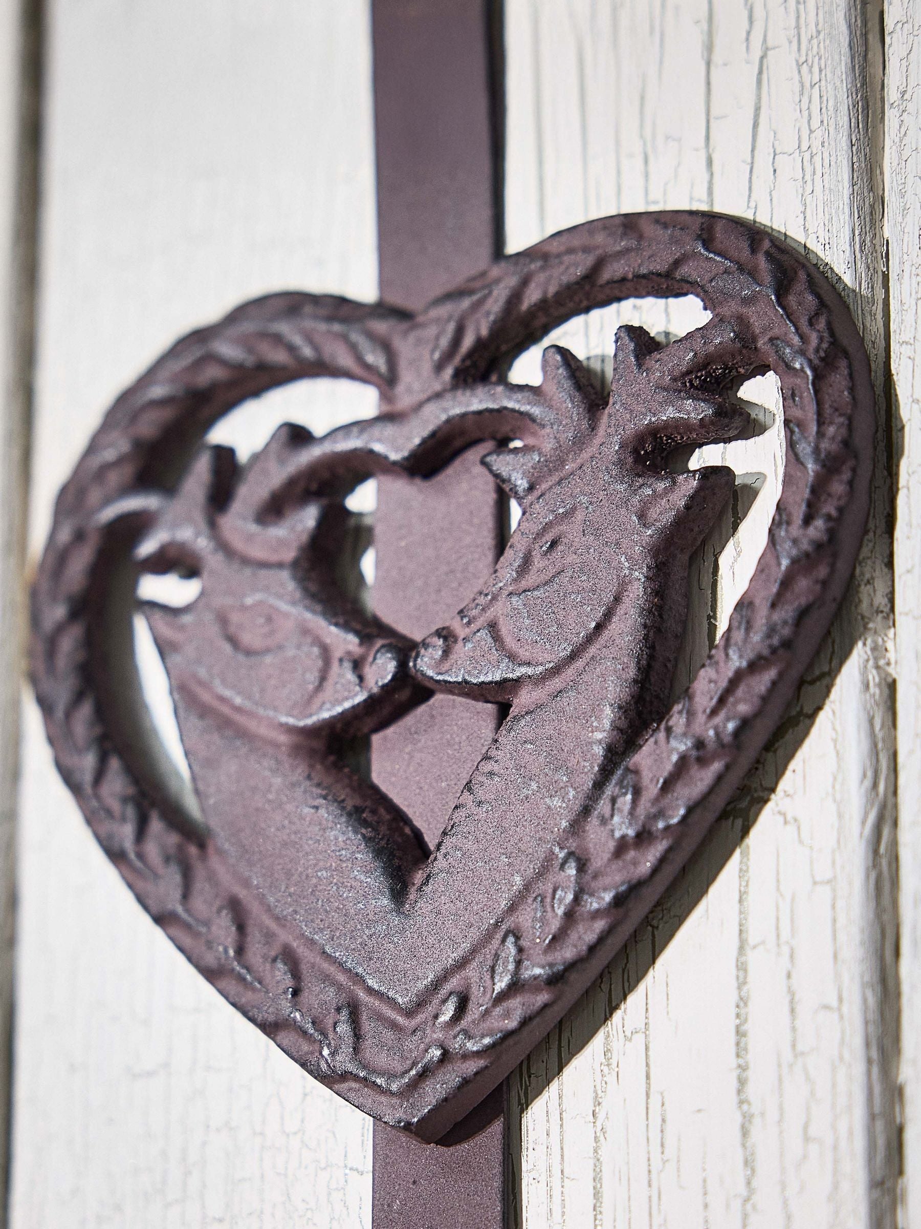 Dibor metal wreath hanger with kissing deer design, UK version