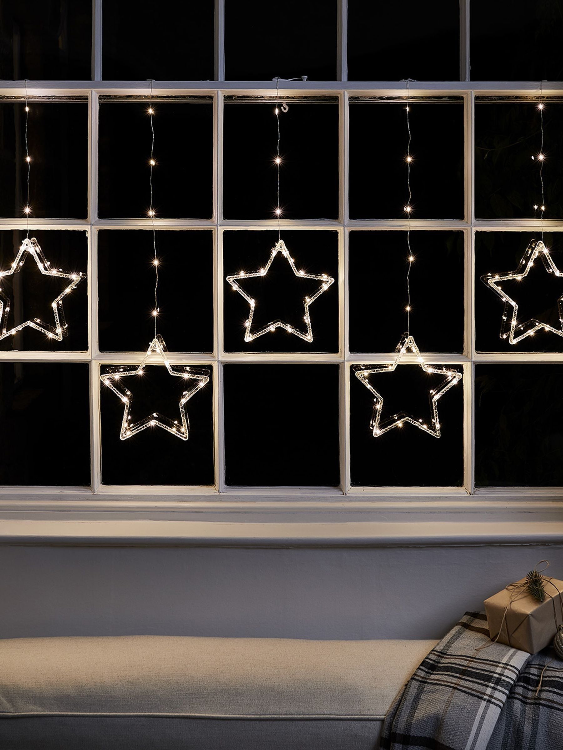 Lights4fun star curtain light with 100 LEDs Christmas decor, UK version
