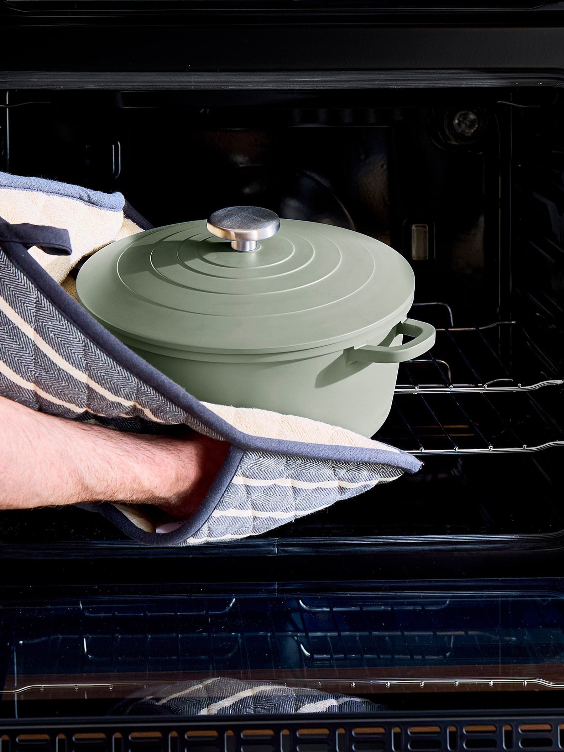 Morphy Richards blue cast aluminium casserole dish 24cm, imported from the UK