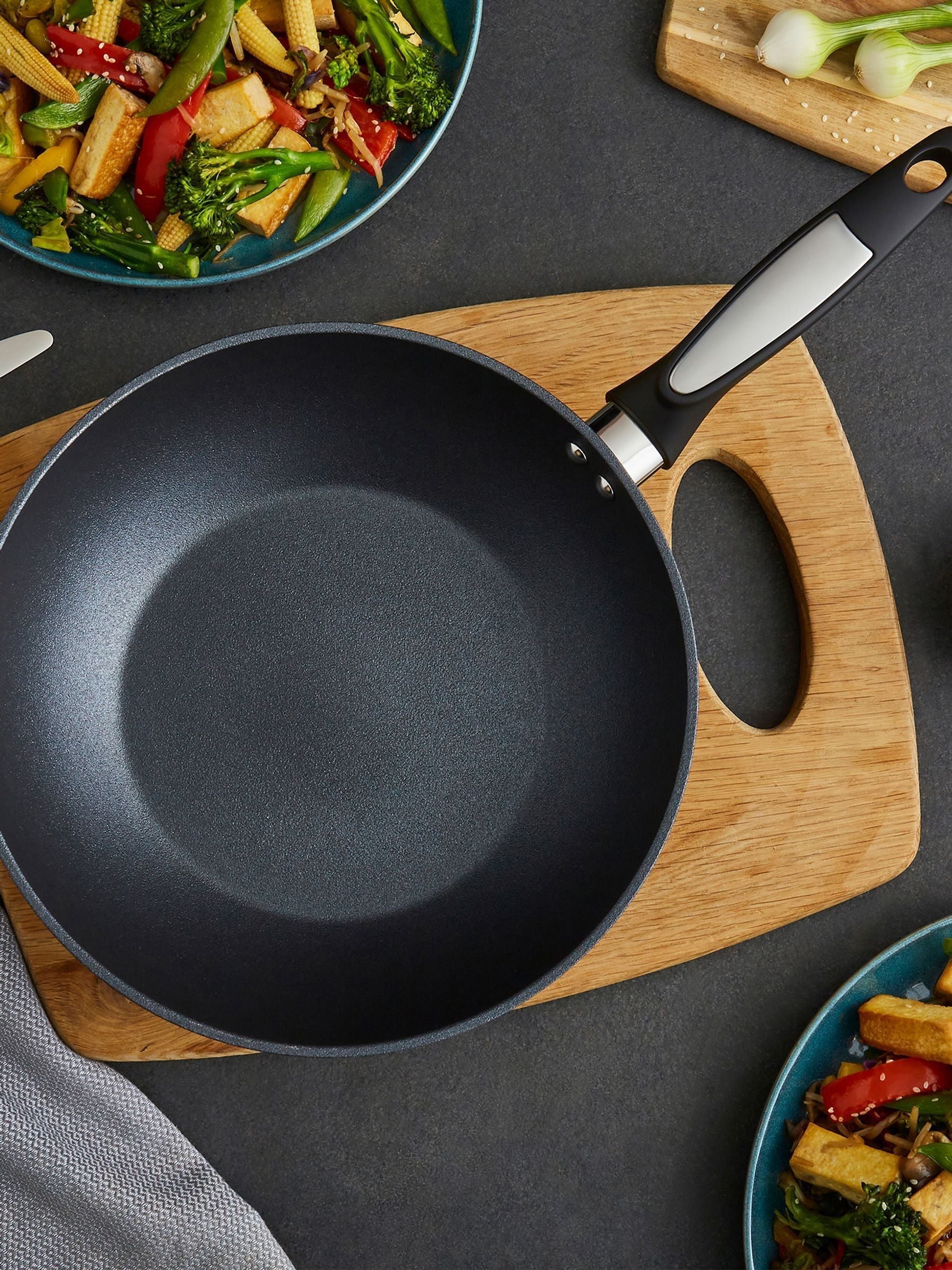 Morphy Richards forged aluminium wok 28cm, UK version