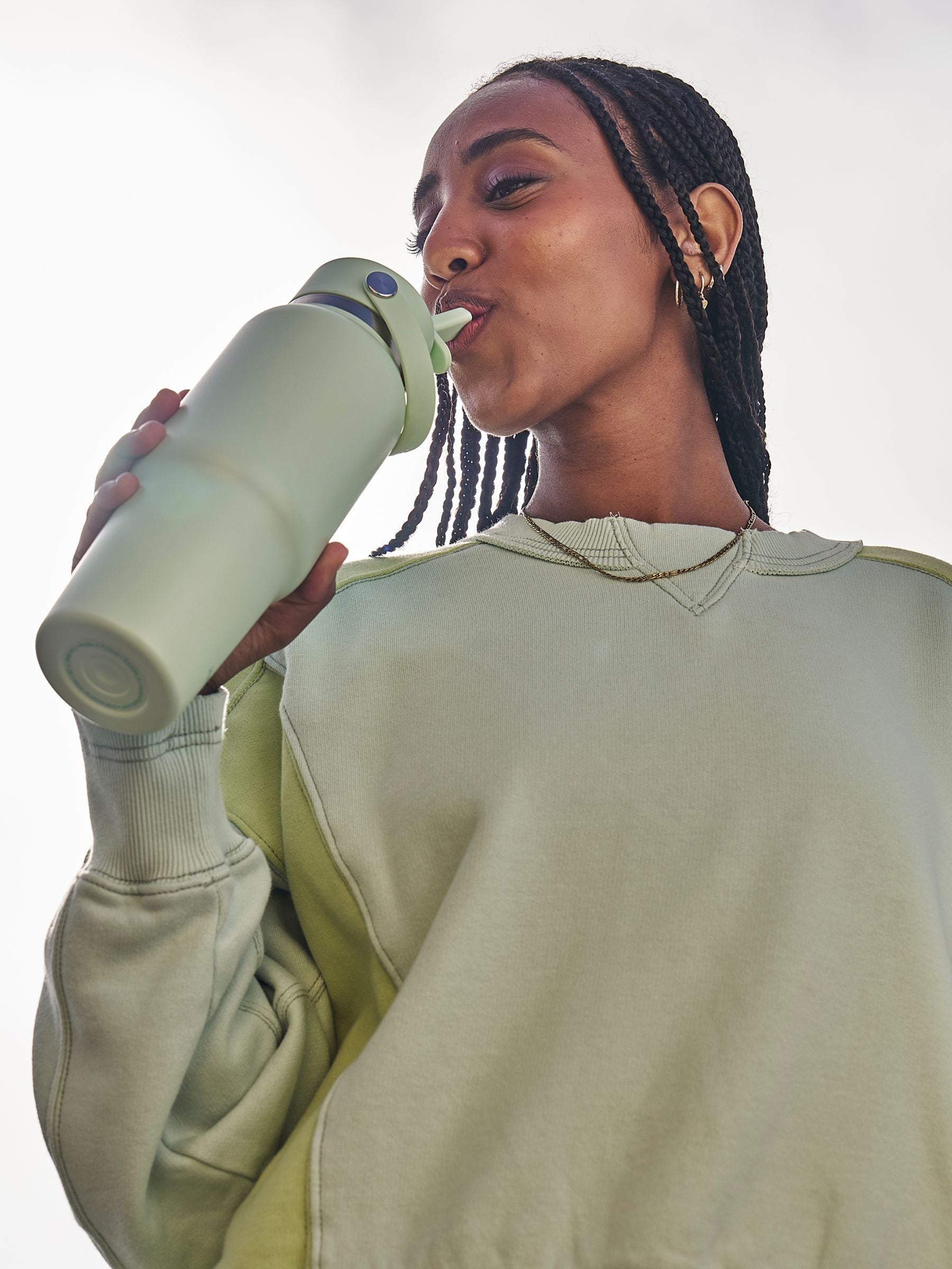 Hydro Flask 32oz travel bottle with straw cap, UK version