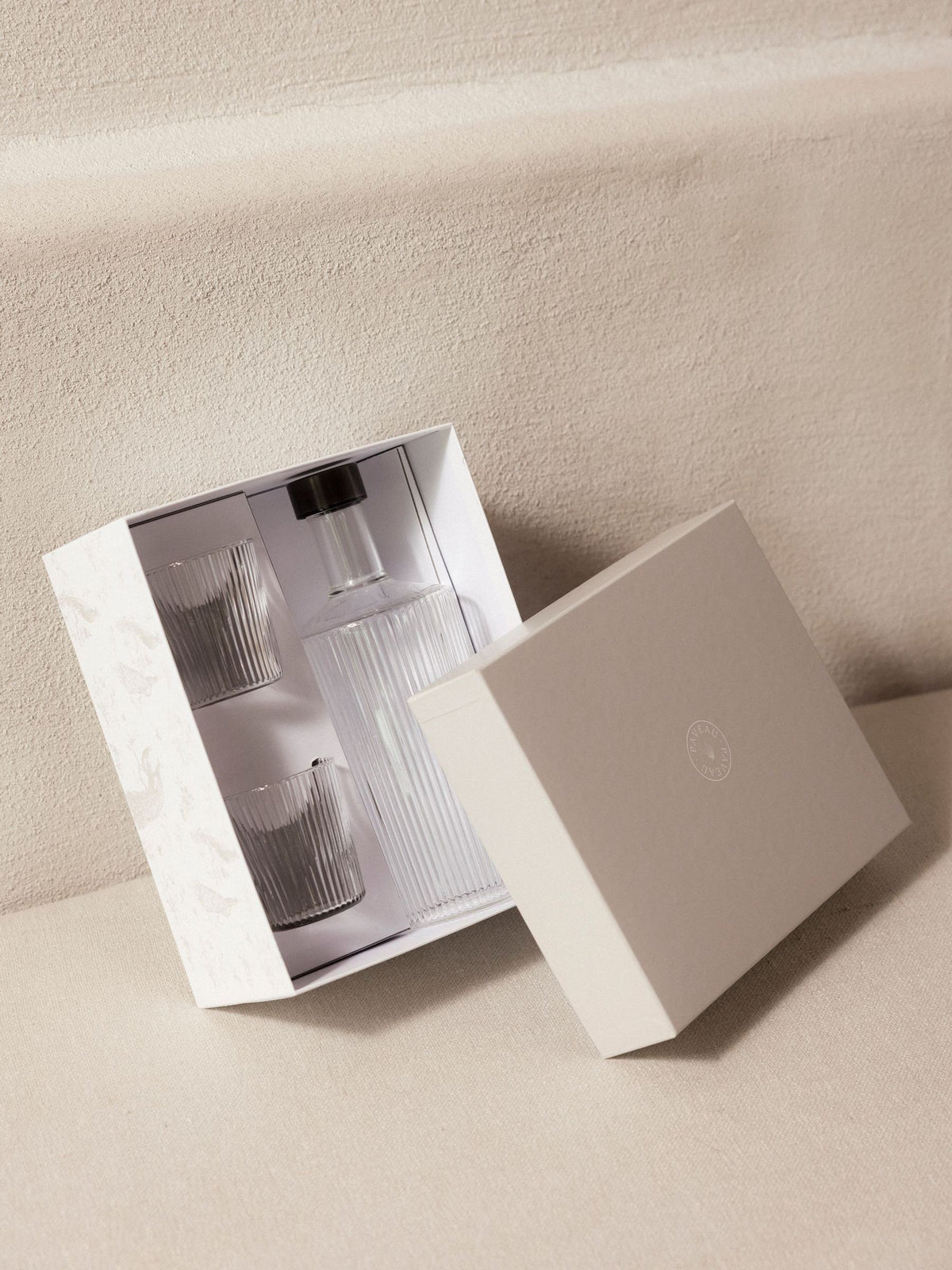 Paveau water bottle and glasses gift set in box, UK version