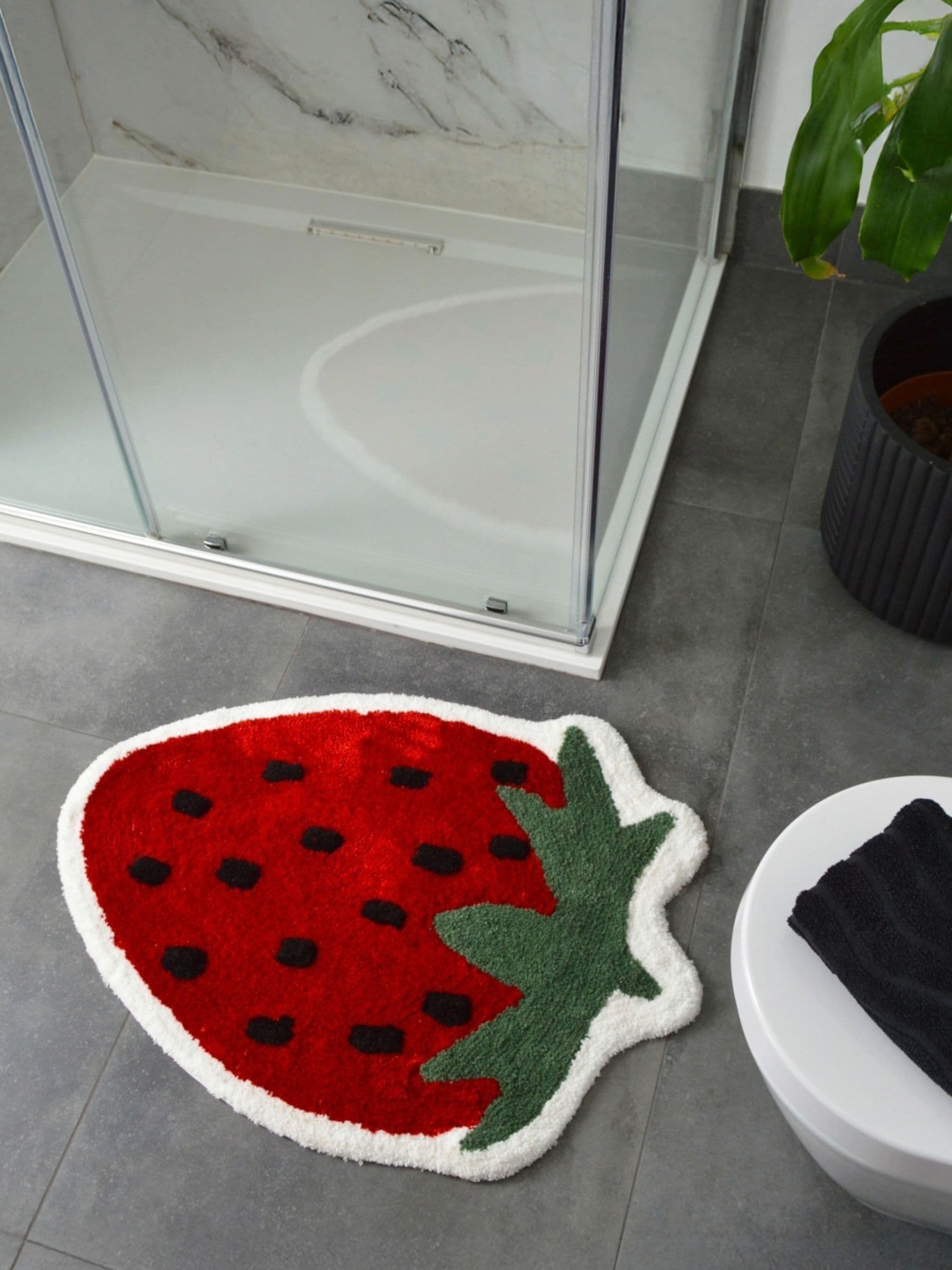 Mooky Mats strawberry shaped bath mat in red, UK version