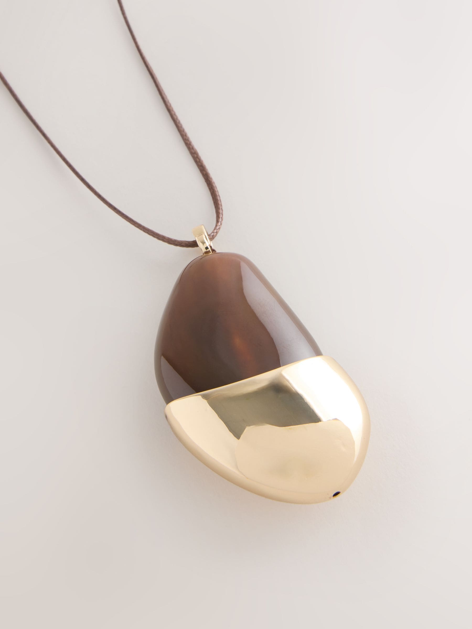 Resin pendant necklace gold tone brown - British product