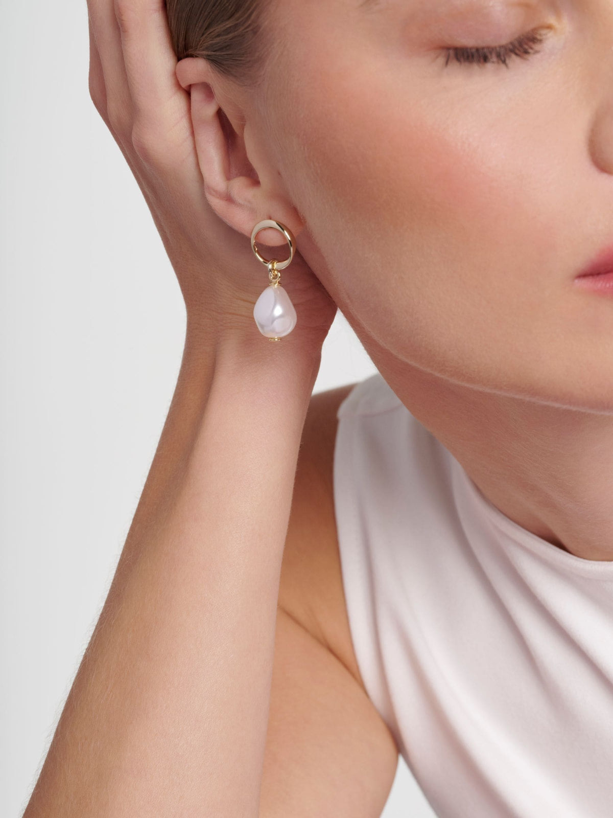Karen Millen modern pearl drop earrings gold tone, UK version