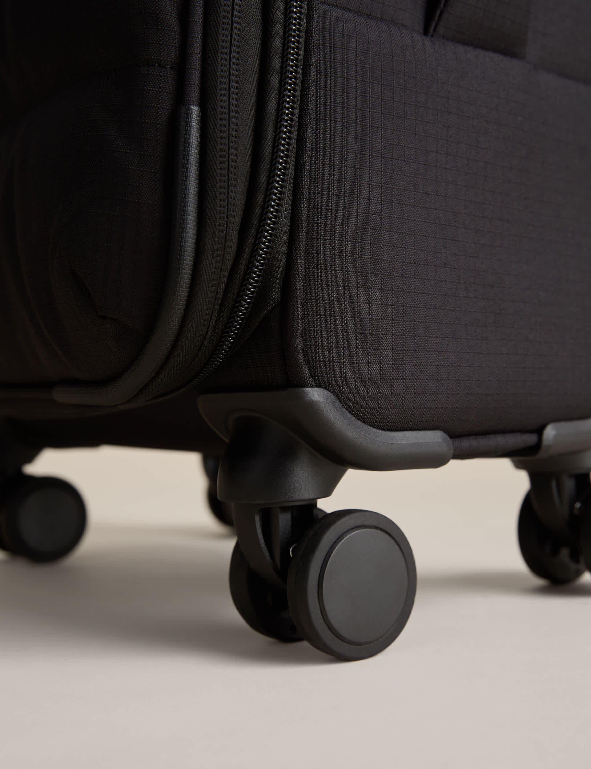 Geneva soft cabin carry-on suitcase with 4 wheels, UK version