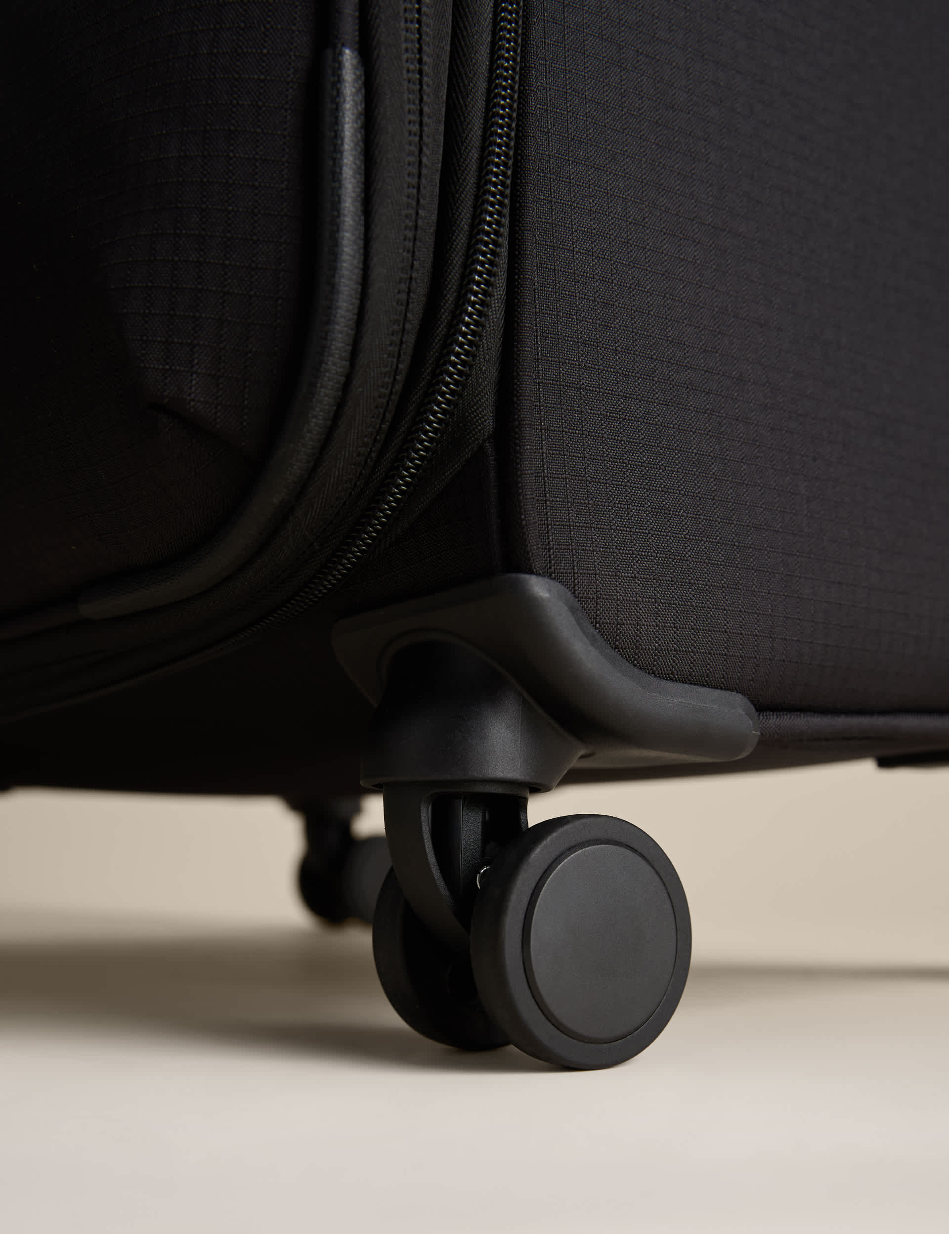 Geneva large soft suitcase with four wheels (British brand)