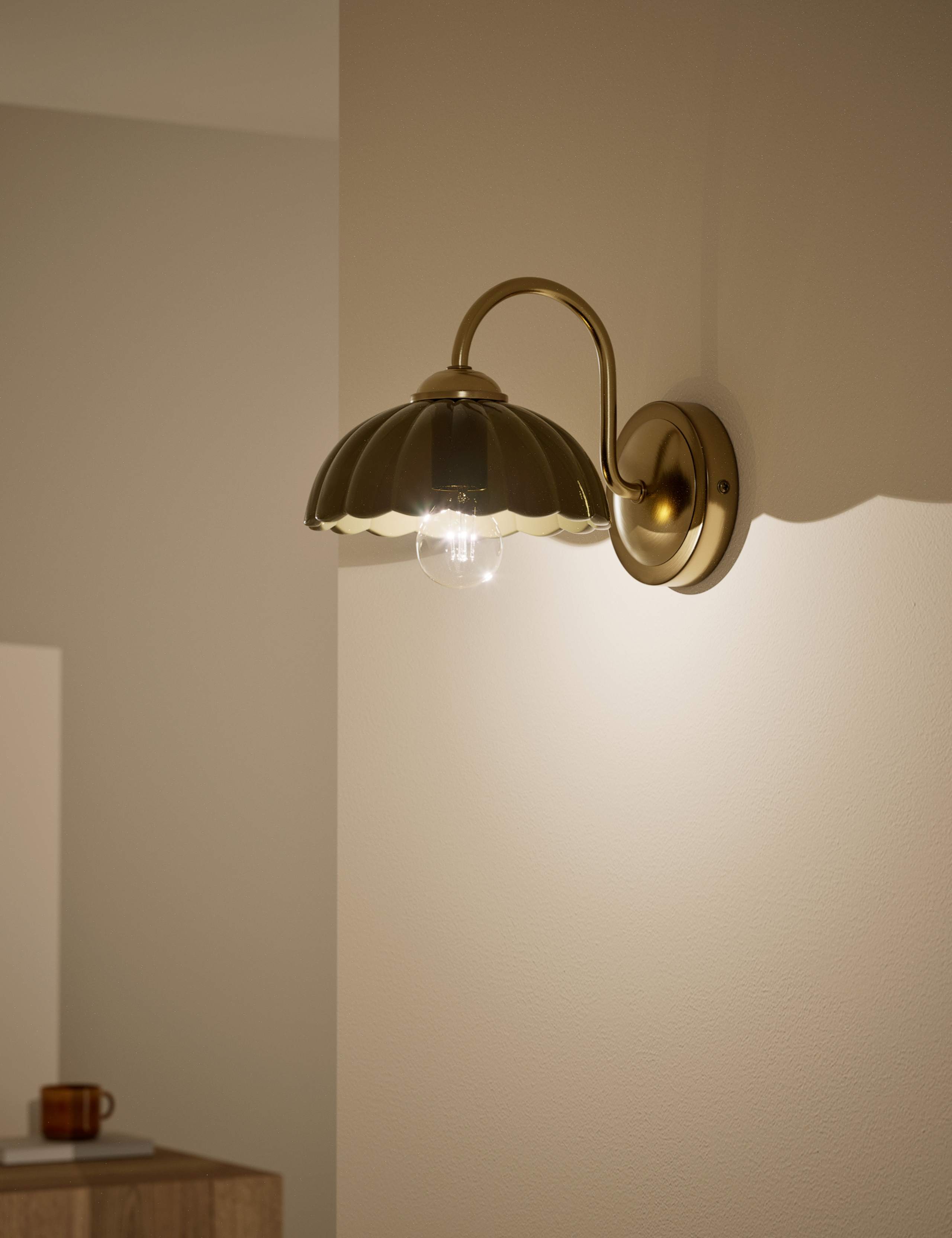 Scalloped glass wall light 16 cm height, UK version