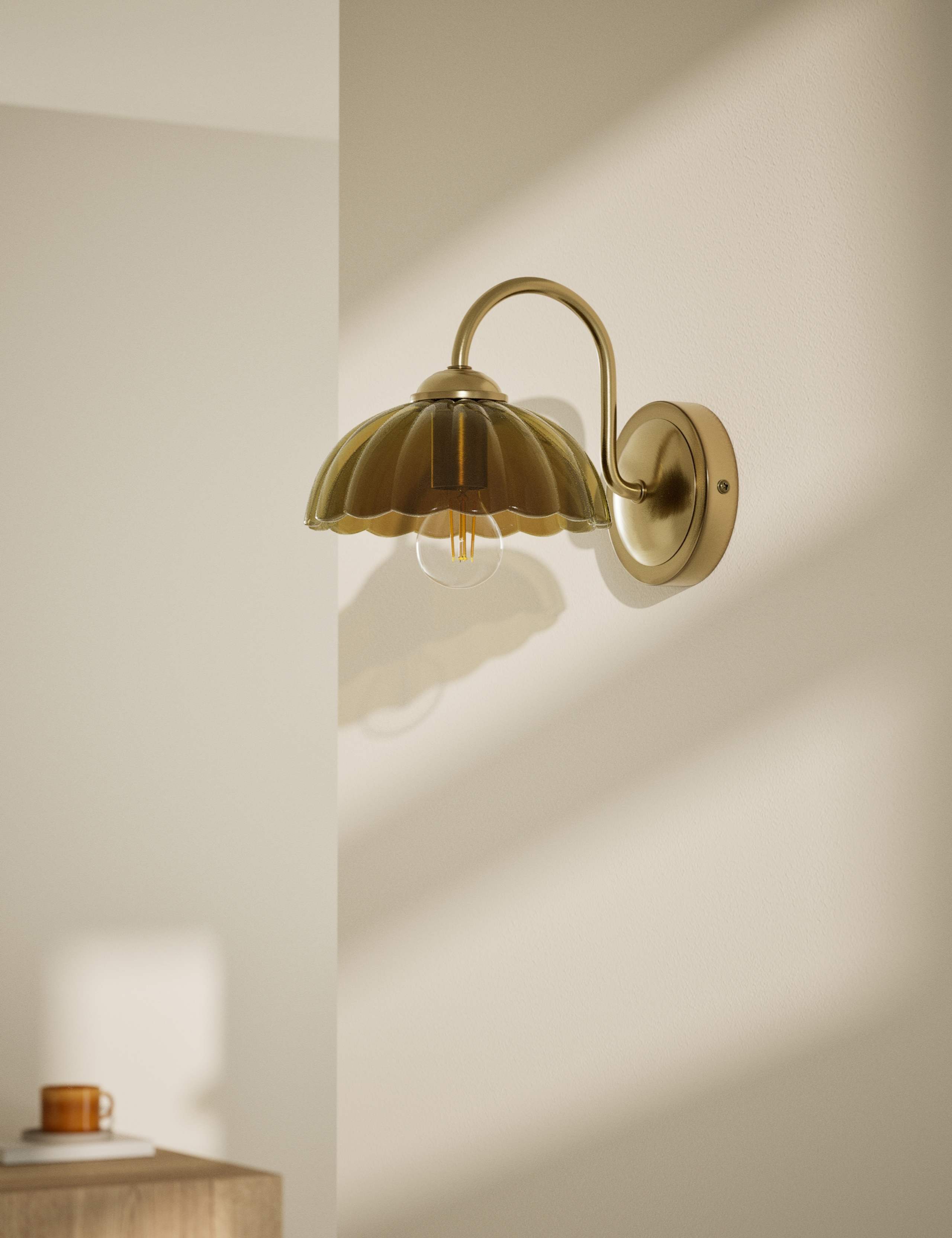 Scalloped glass wall light 16 cm height, UK version