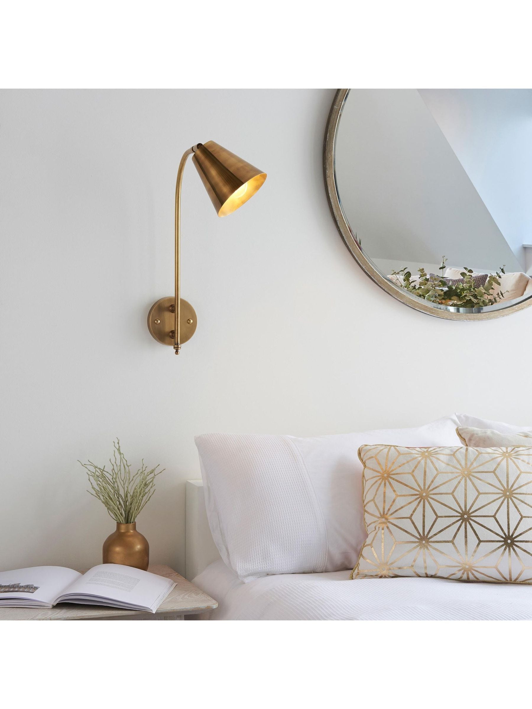 Gallery Home Gold Radiance brass wall light antique finish - British product