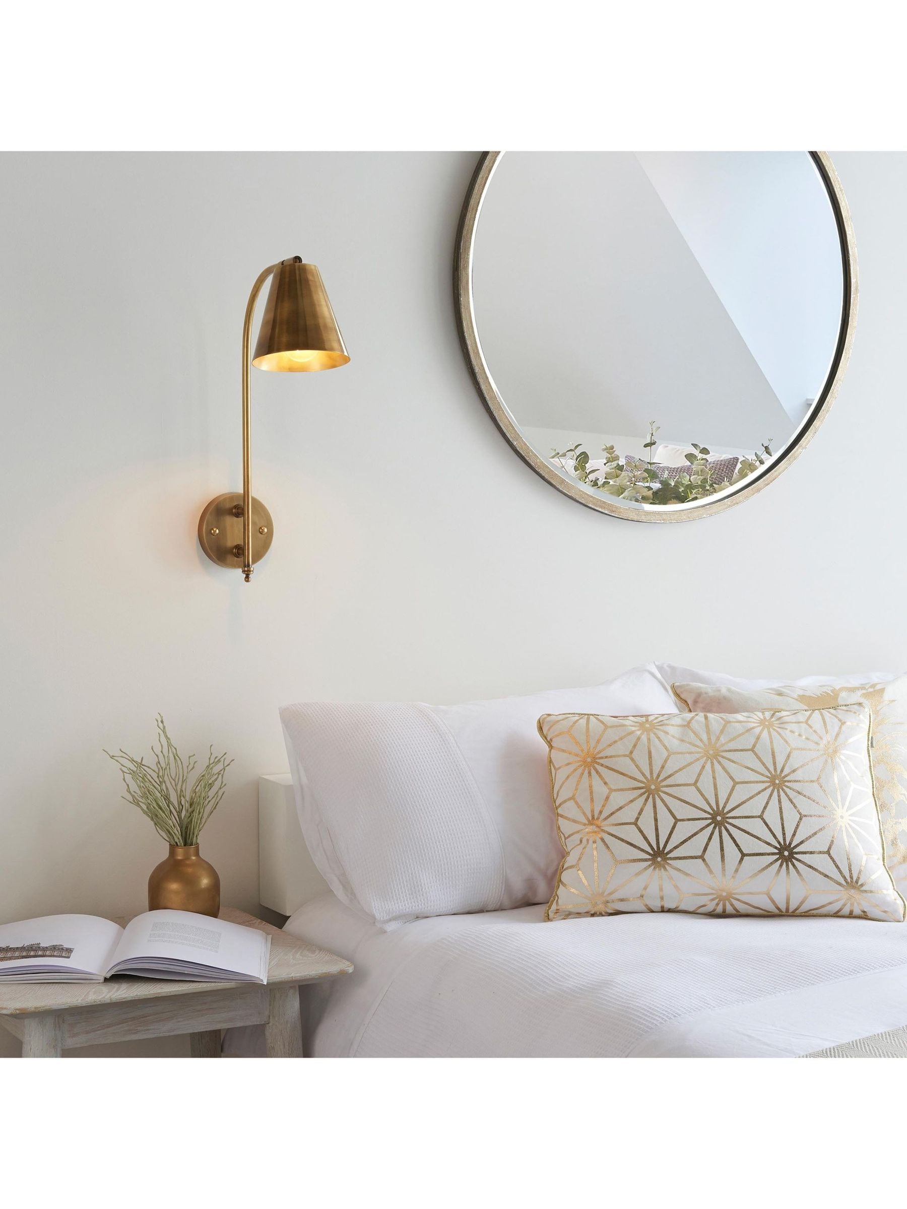 Gallery Home Gold Radiance brass wall light antique finish - British product