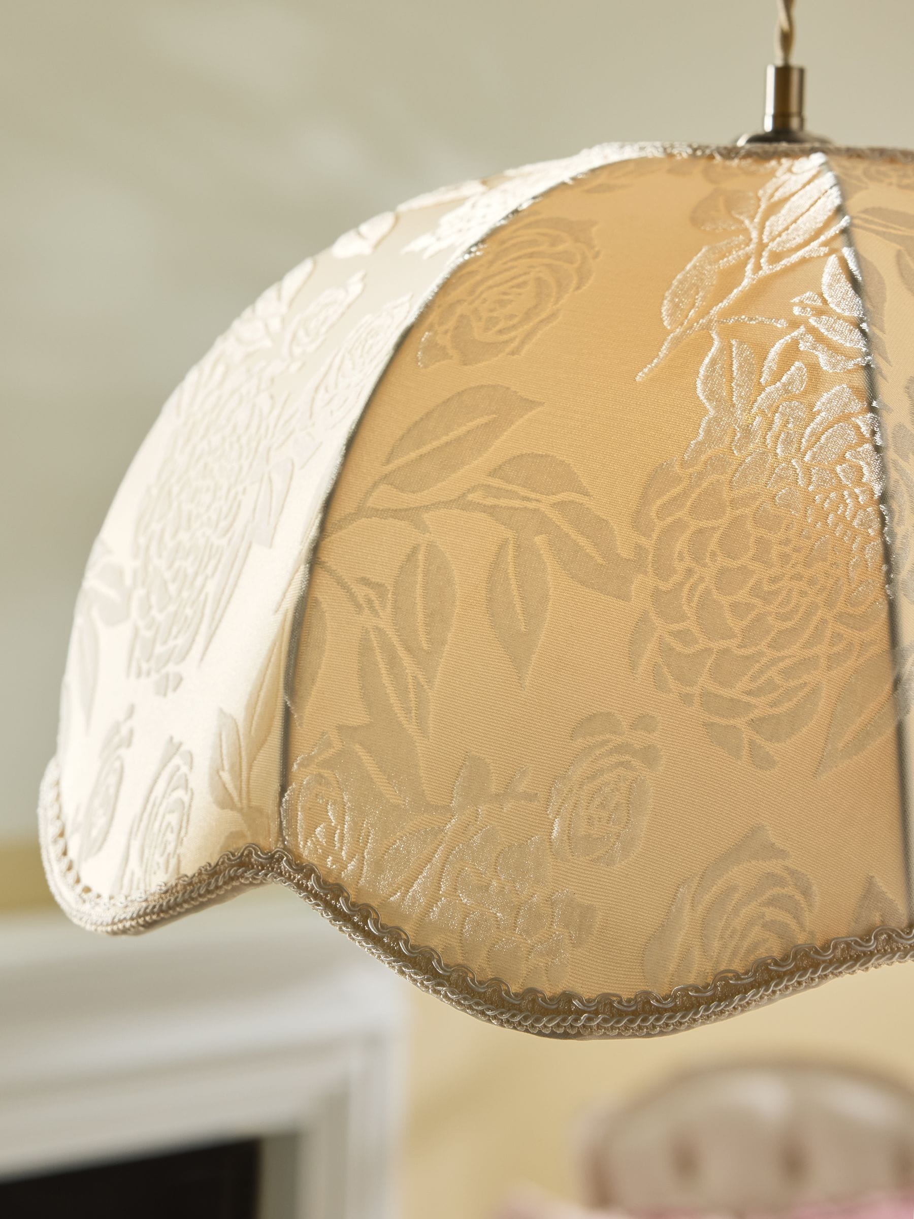 Shabby Chic cream Karis easy fit shade - British product