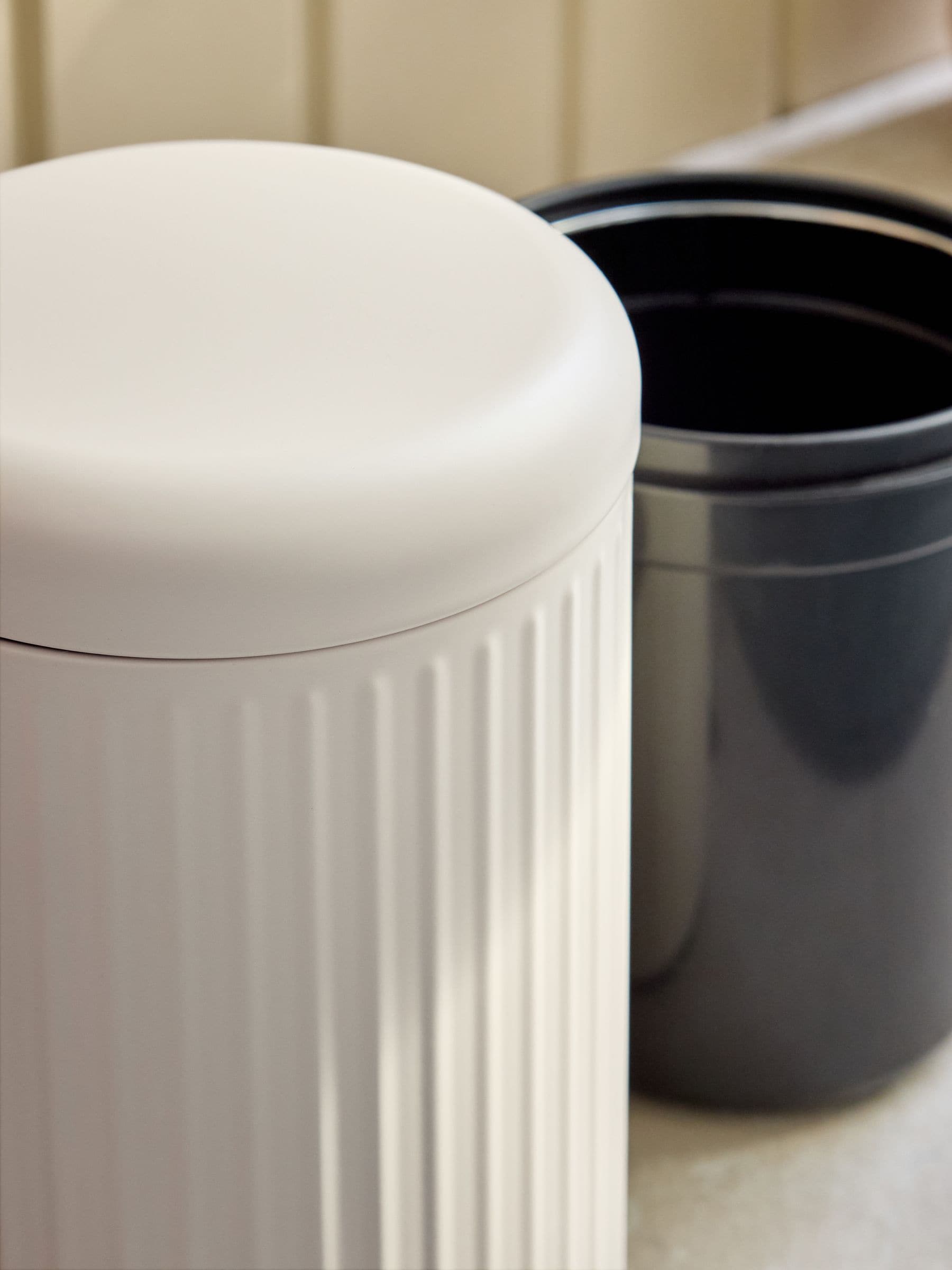 Cream rib pedal bin 3L soft close, UK version