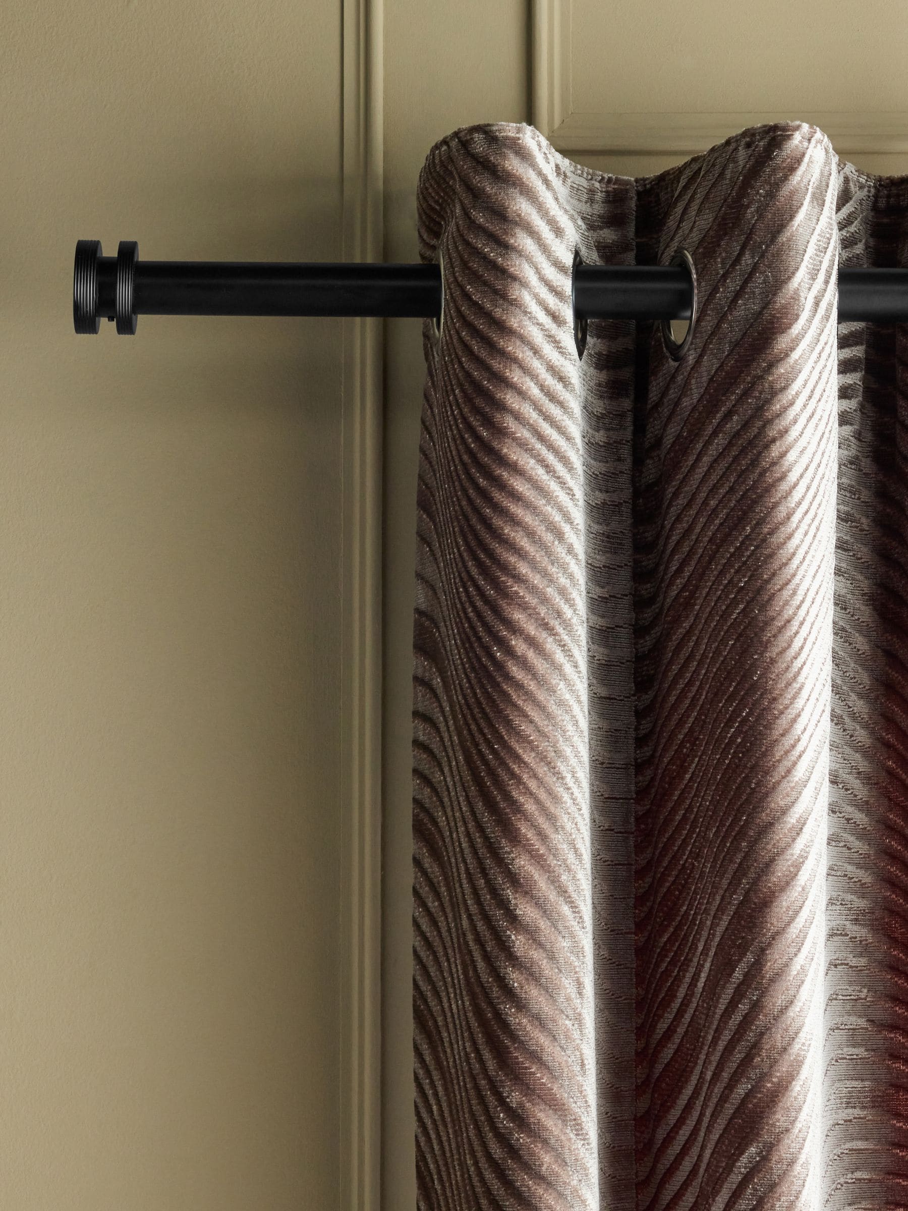 Black ribbed stud finial curtain pole kit 28mm, imported from the UK