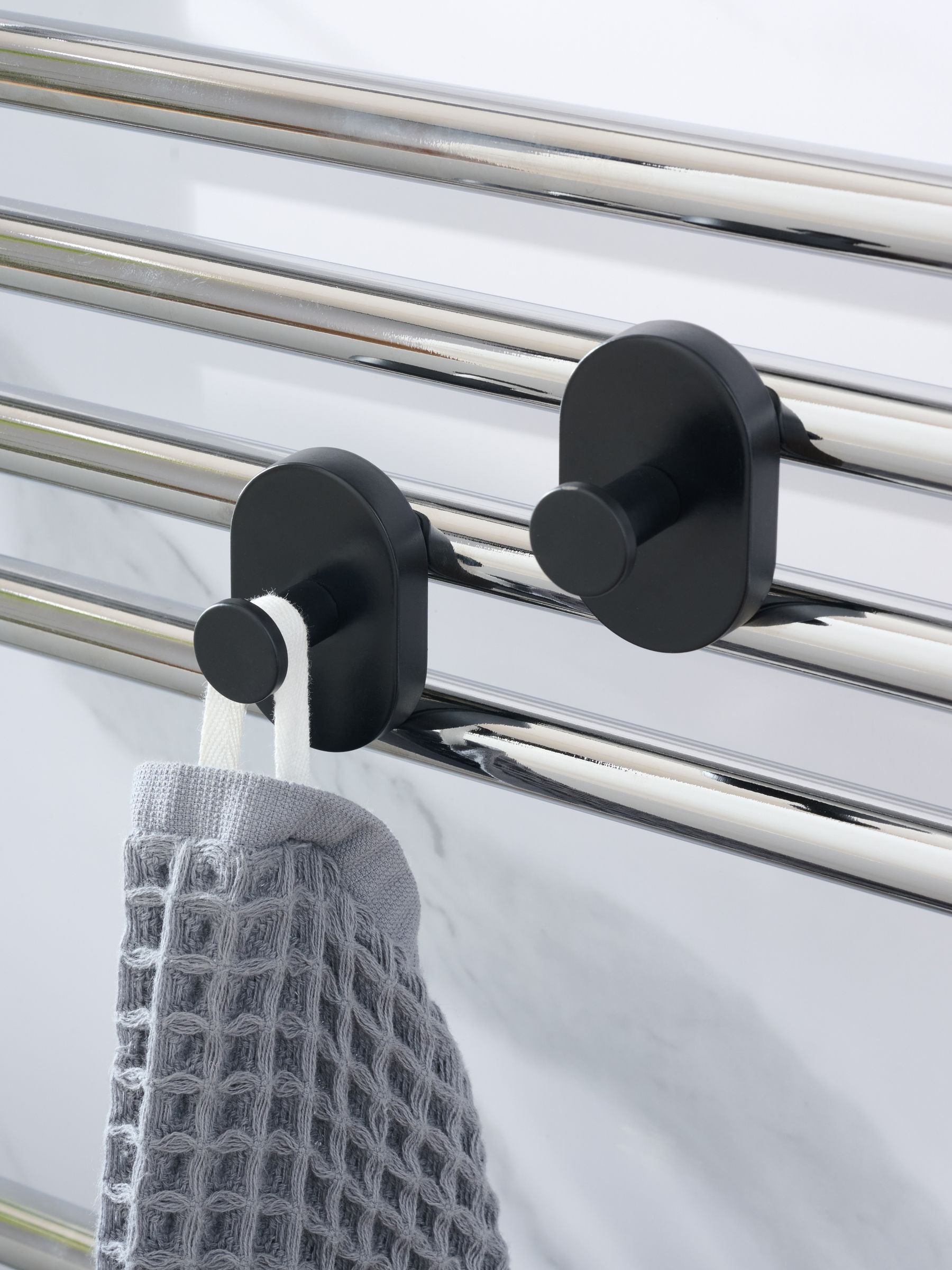Set of 2 black magnetic hooks for radiators - British product