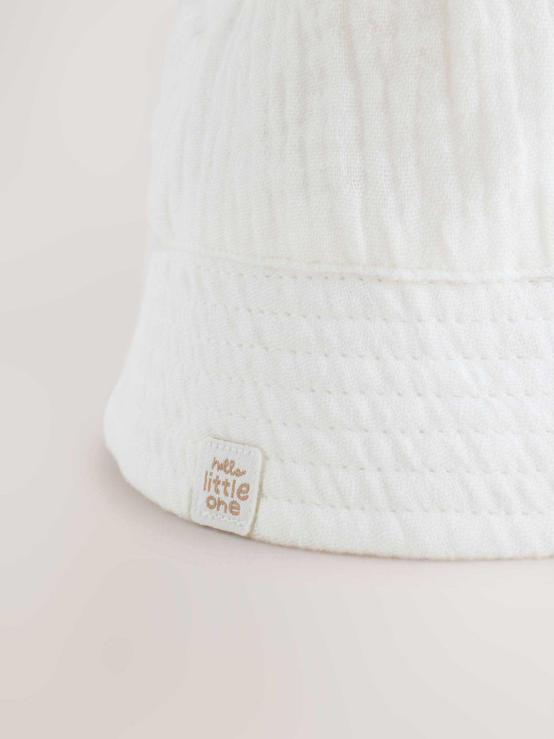 White crinkle baby bucket hat in cotton, UK version