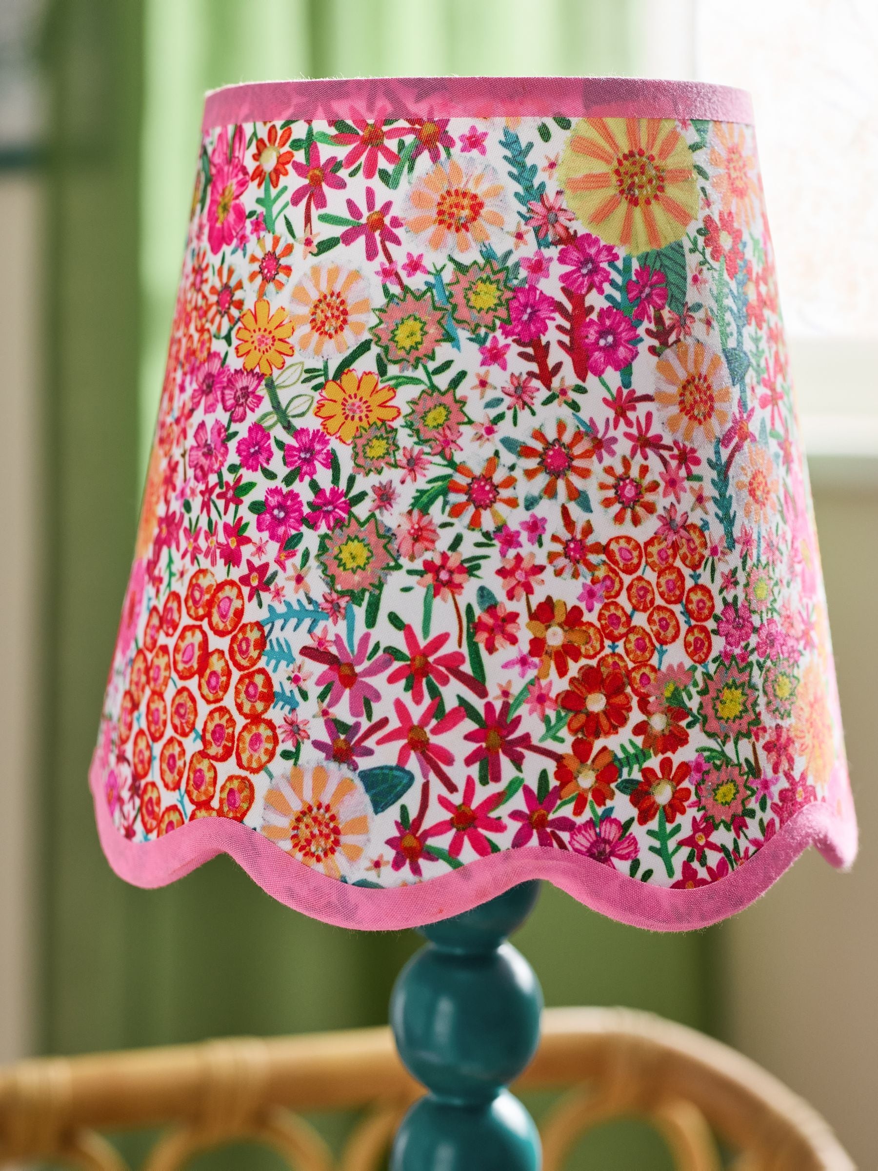 Lucy Tiffney tealblå floral bobbin bordlampe, britisk versjon