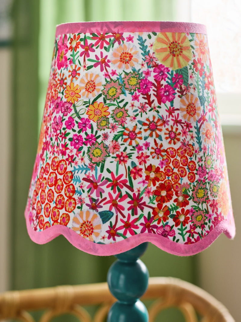 Lucy Tiffney tealblå floral bobbin bordlampe, britisk versjon